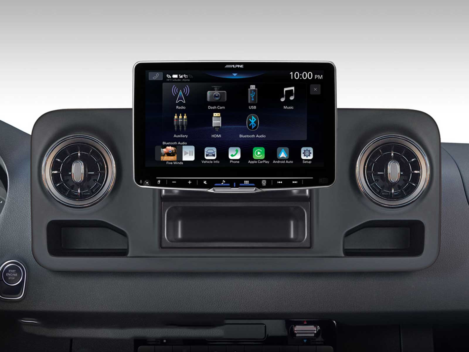 Ein Auto-Armaturenbrett mit einem großen zentralen Touchscreen-Infotainmentsystem, flankiert von zwei runden Lüftungsdüsen.