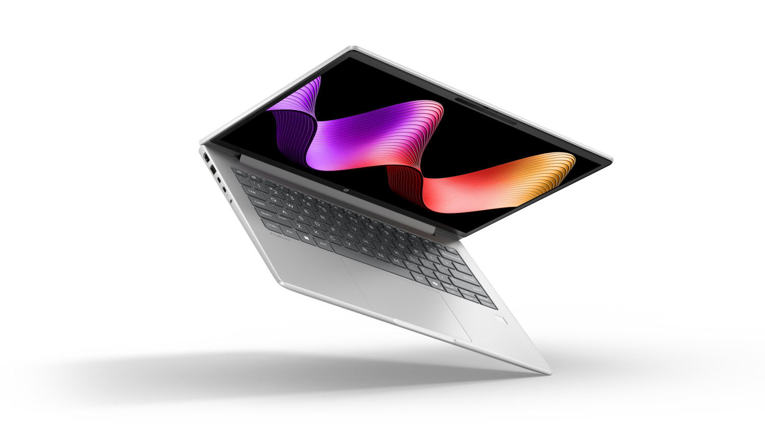 Un laptop argentato fluttua leggermente inclinato su sfondo bianco, con un motivo a onde astratto e colorato sullo schermo.