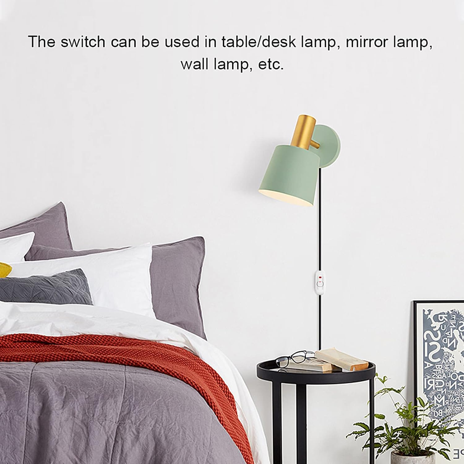 Eine grüne Wandlampe über einem Nachttisch neben einem Bett.