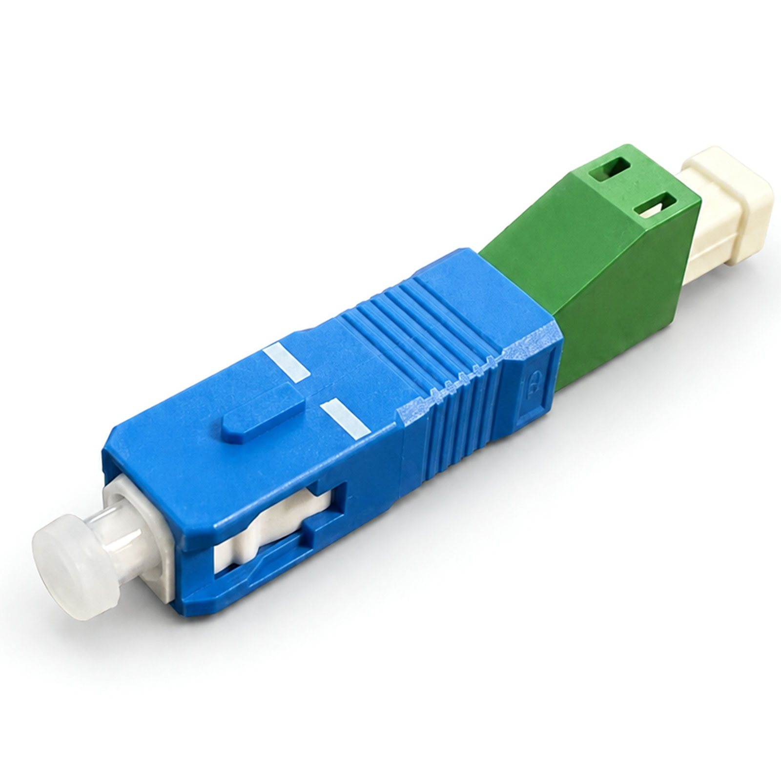 Ein blau-grüner Glasfaserstecker mit weißer Schutzkappe auf weißem Hintergrund.