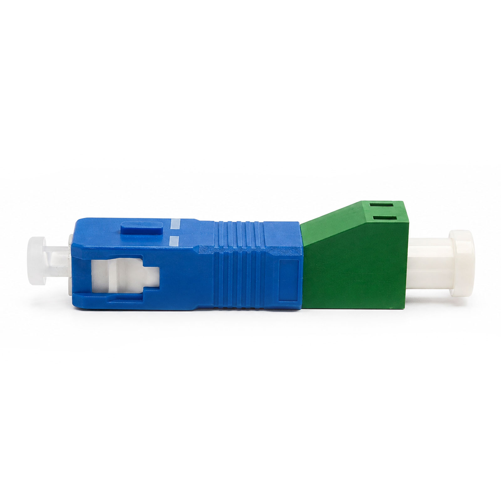 Ein blauer und grüner LWL-Adapter mit weißen Schutzkappen auf einer weißen Hintergrundfläche.