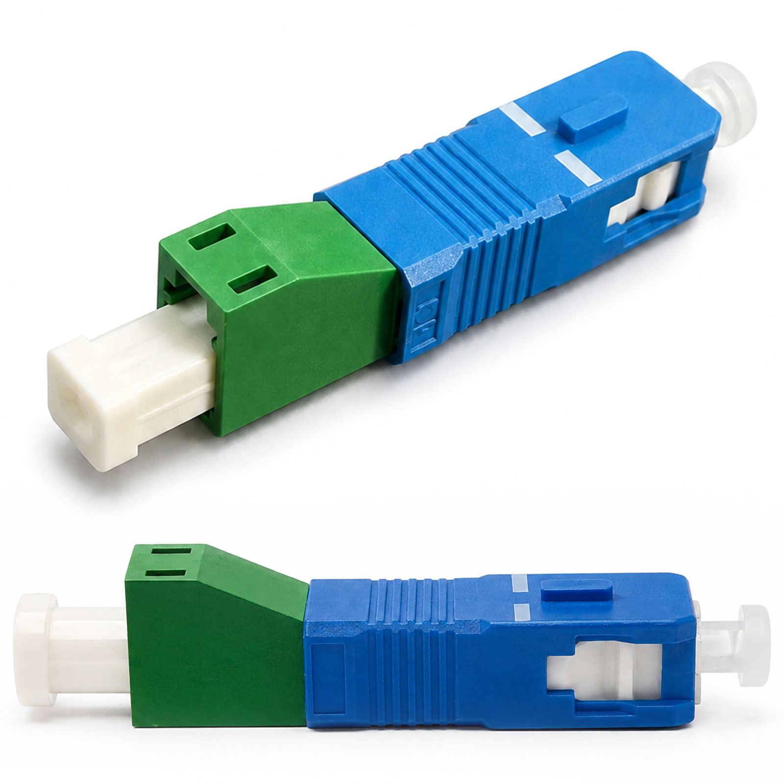Blaue und grüne Glasfaser-Steckverbinder mit weißer Kappe auf weißem Hintergrund.