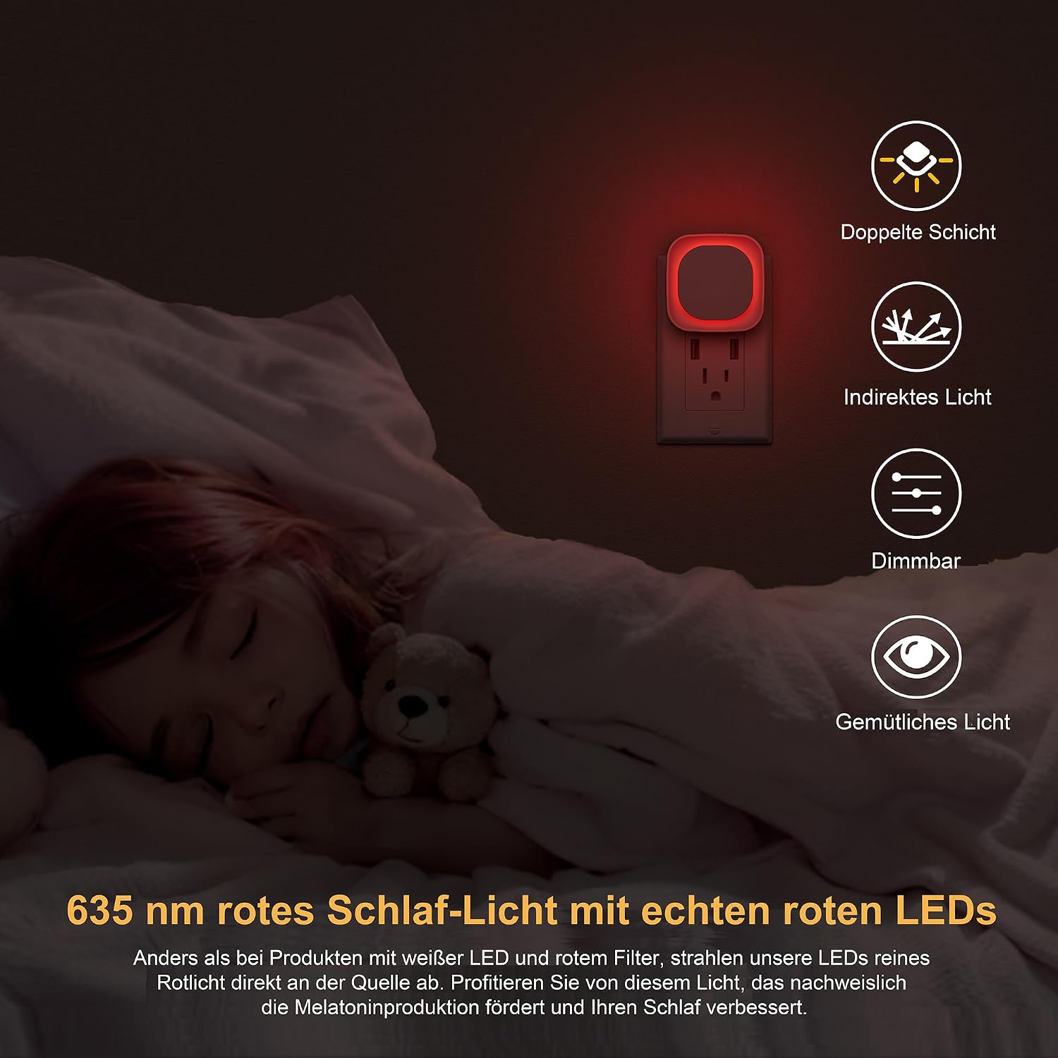 Ein Kind schläft friedlich im Bett mit einem Kuscheltier, während an der Wand ein rotes Nachtlicht leuchtet.