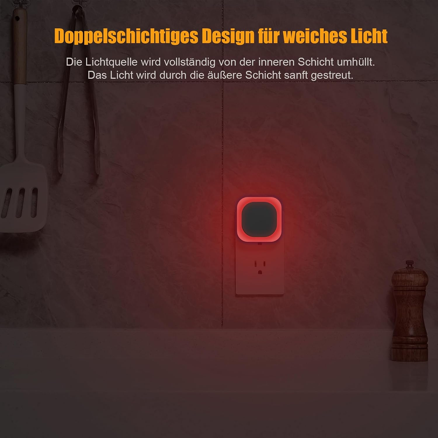 Ein rot leuchtendes Nachtlicht in einer Steckdose in der Küche, mit deutschem Text oben.