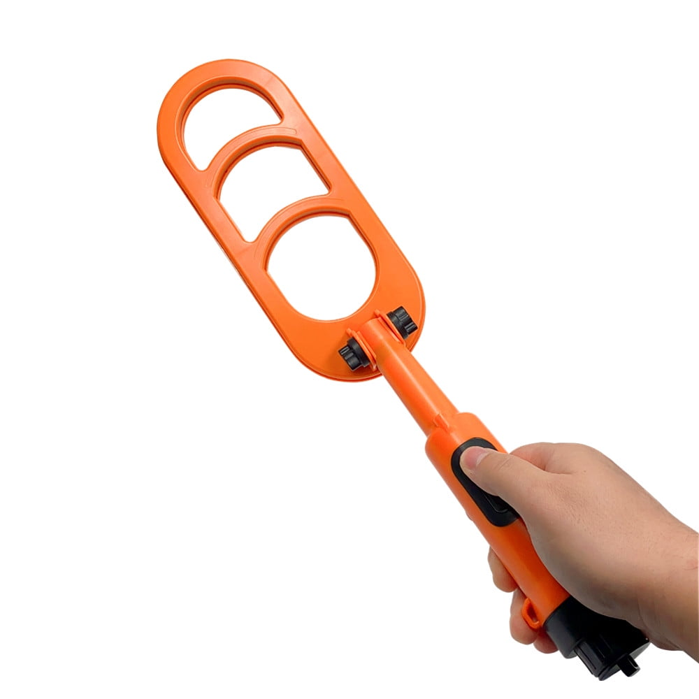 Eine Hand hält einen tragbaren, orangefarbenen Metalldetektor mit drei runden Ausschnitten.