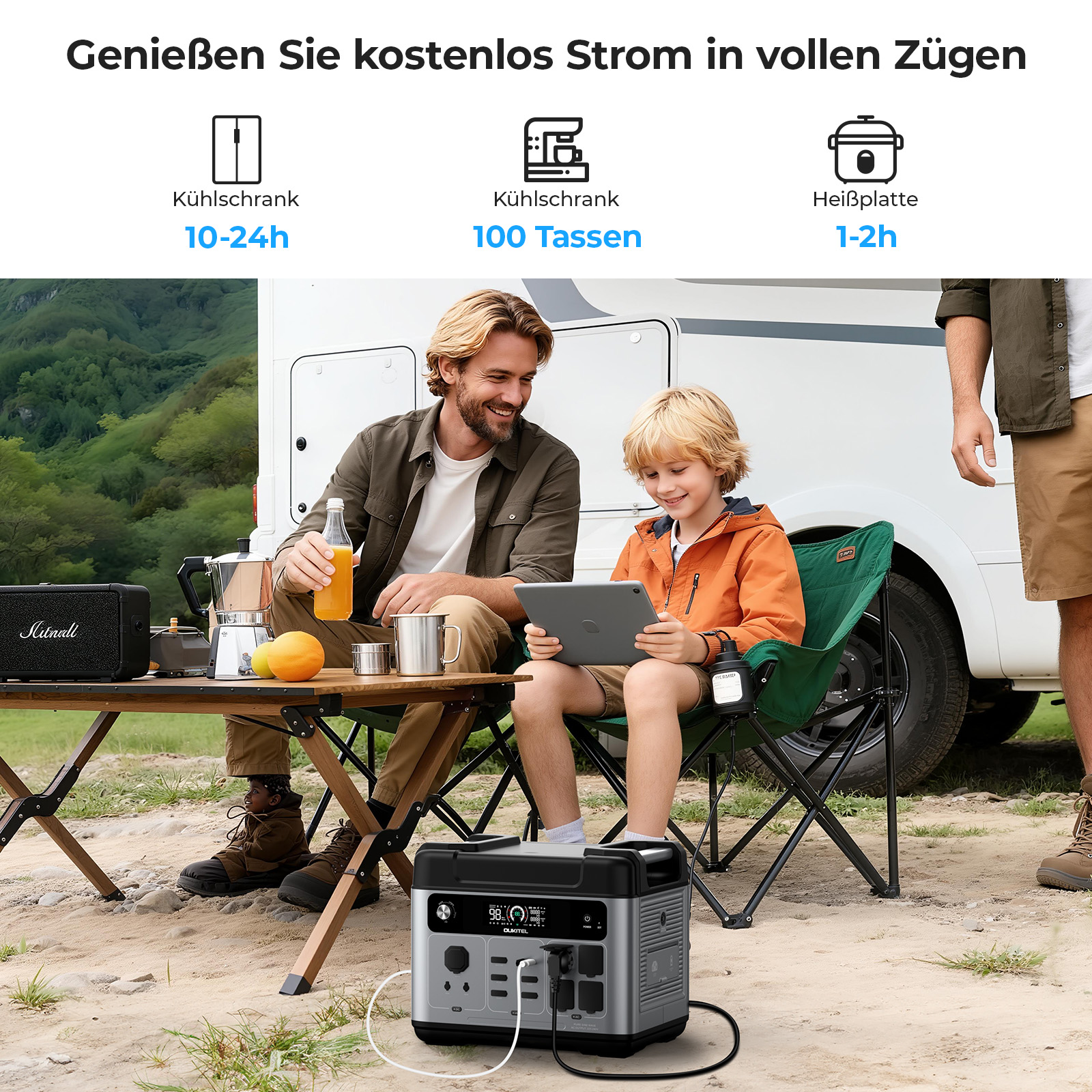 Ein Vater und Sohn sitzen vor einem Wohnmobil an einem Tisch und nutzen eine tragbare Powerstation.