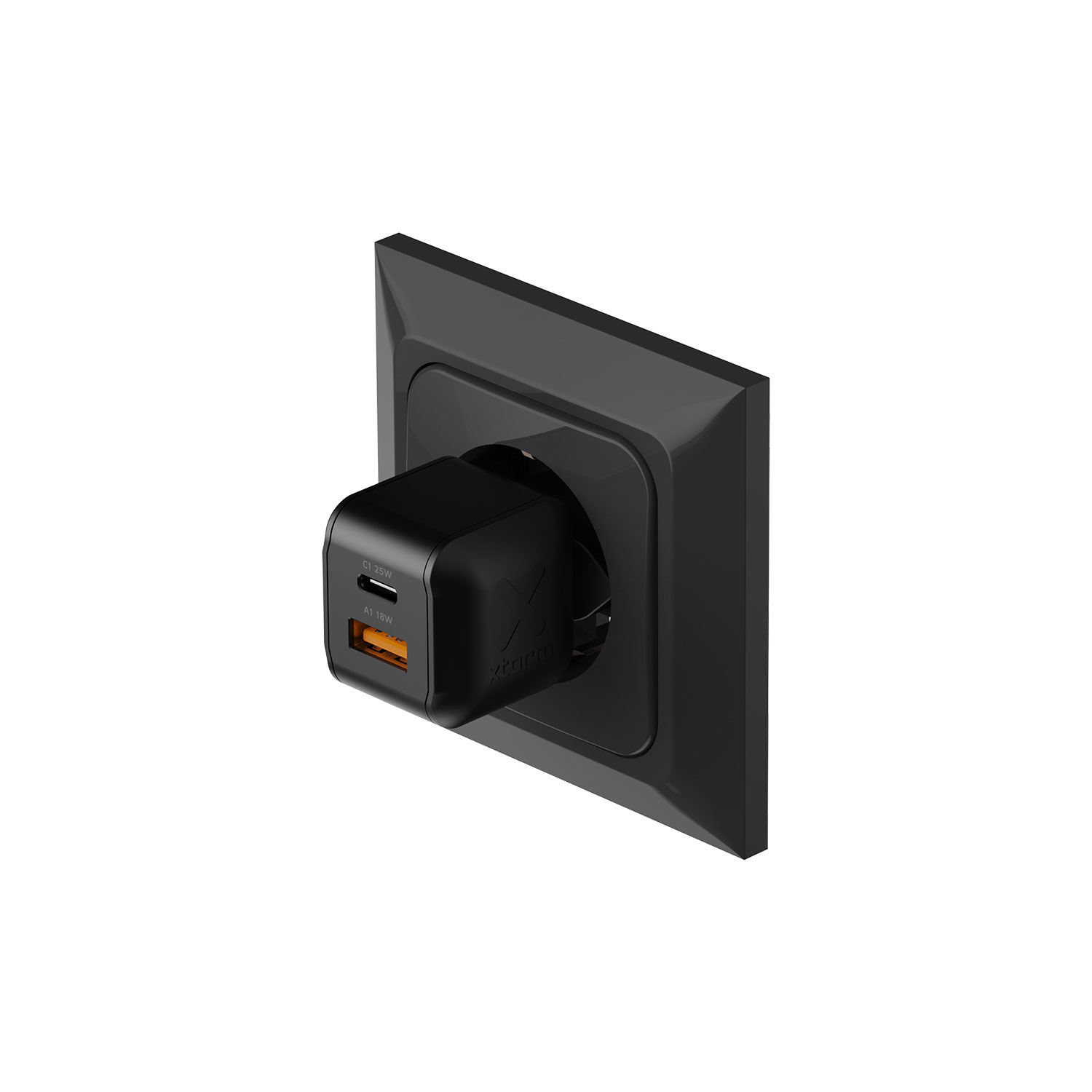Ein schwarzes USB-Wandladegerät in einer dunkelgrauen Steckdose vor weißem Hintergrund.