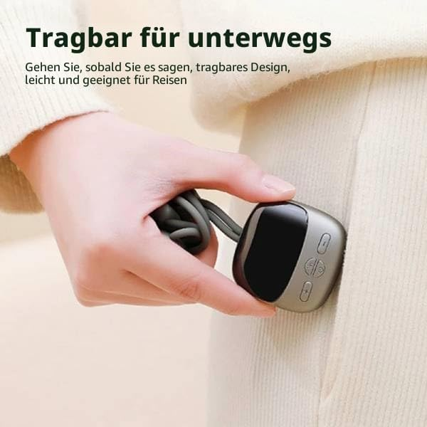 Hand hält kleines, graues Gerät mit Band vor heller Kleidung.