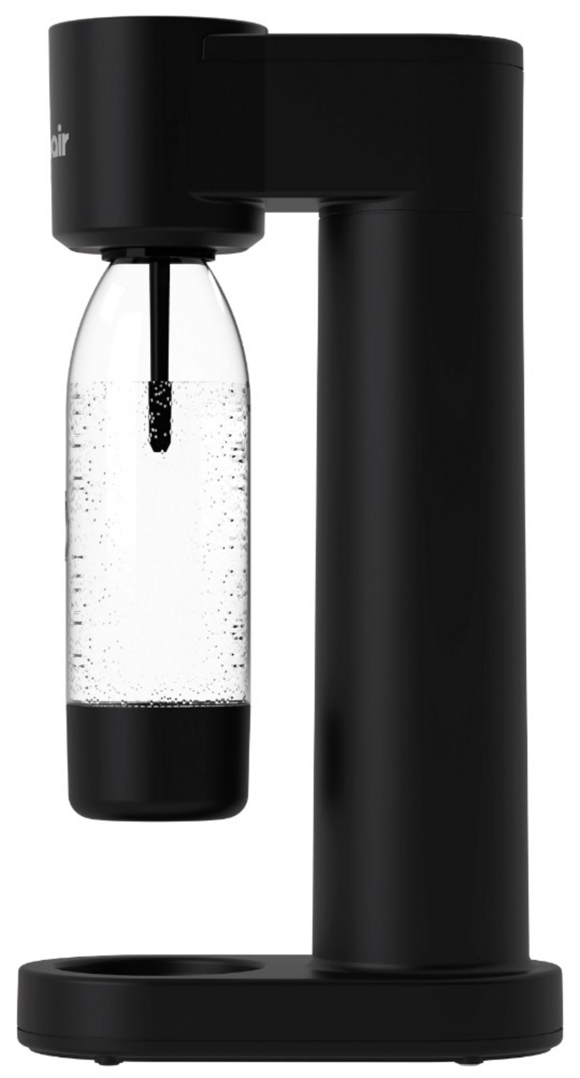 Ein schwarzer Wassersprudler mit einer vollen, klaren Glasflasche, isoliert auf weißem Hintergrund.