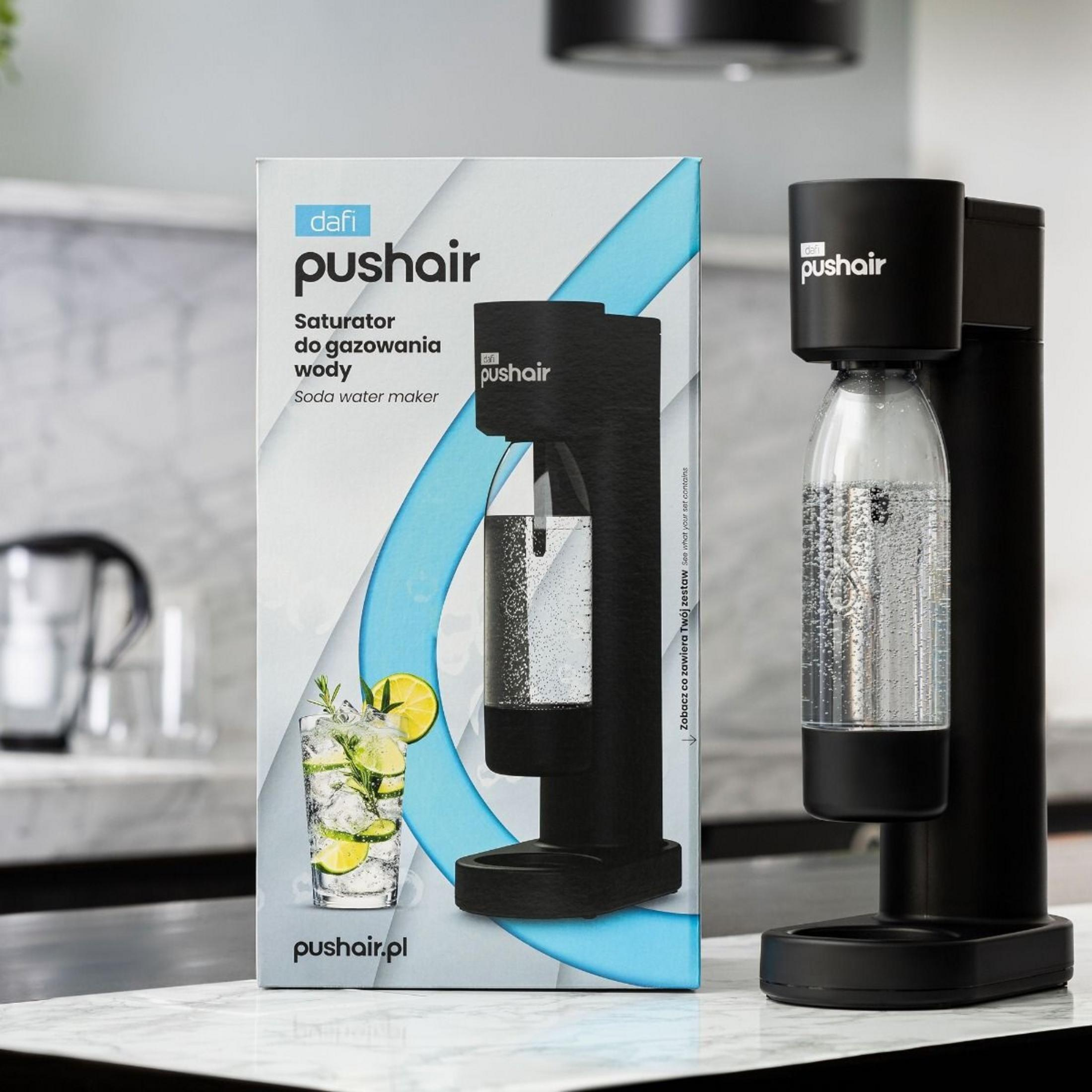 Ein schwarzer Dafi Pushair Soda-Maker steht auf einer Küchenarbeitsplatte neben seiner Verpackung.