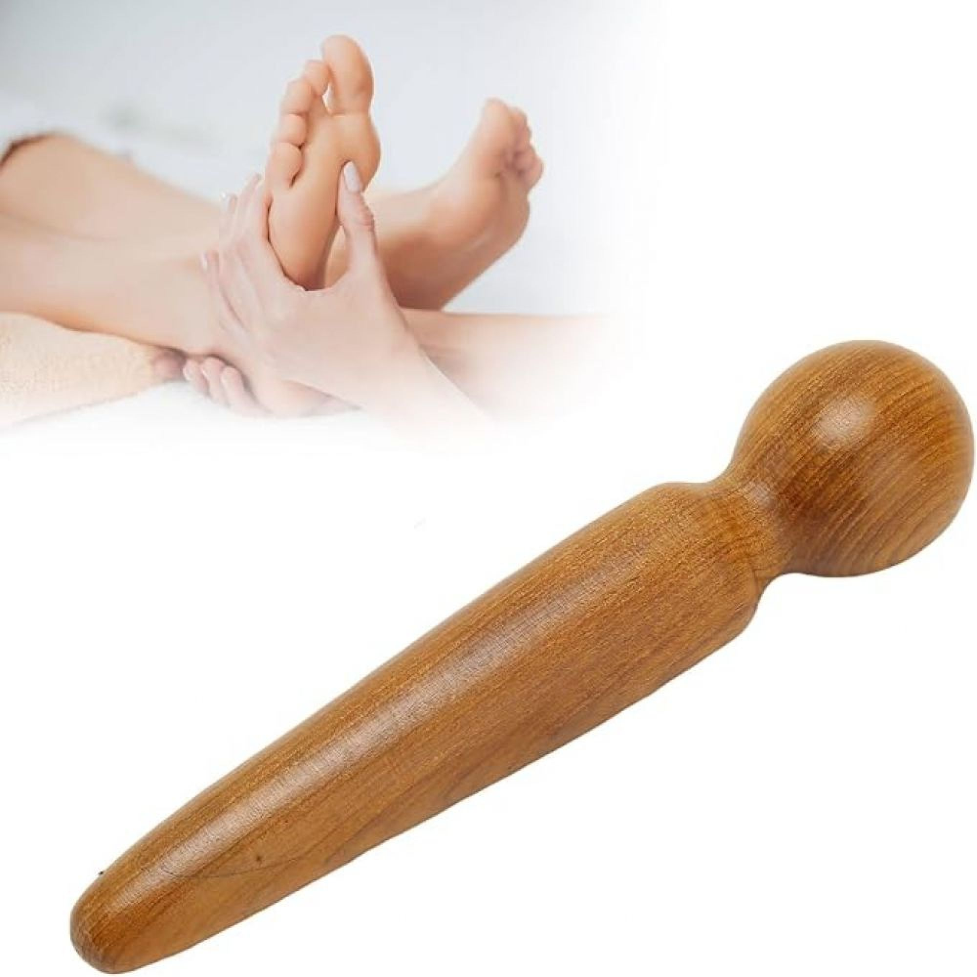 Ein glatter, brauner Holz-Fußmassagestab im Vordergrund und eine Fußmassage im Hintergrund.