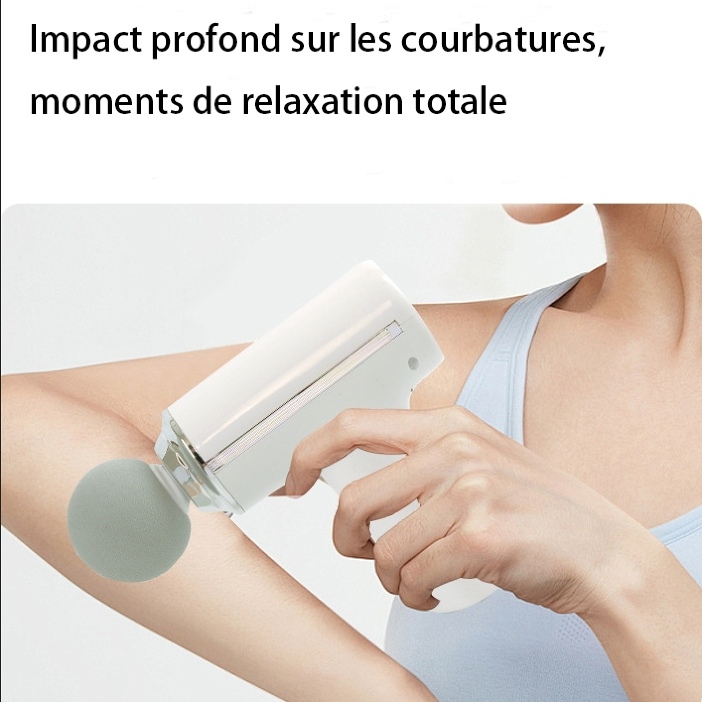 Eine Person benutzt eine weiße Massagepistole mit rundem grauen Aufsatz am Arm.