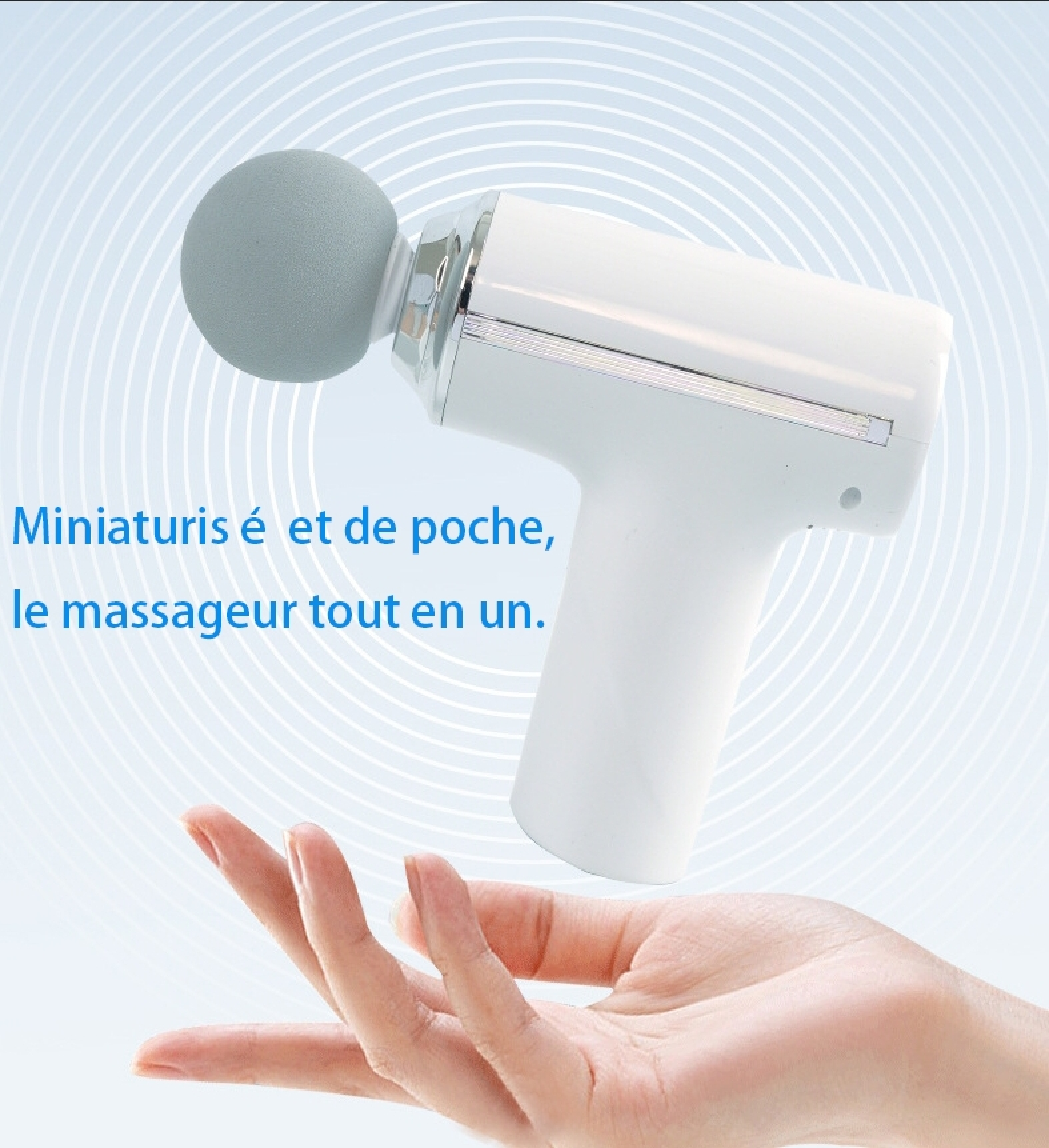 Eine Hand hält eine weiße Mini-Massagepistole vor einem blauen Hintergrund mit Text.
