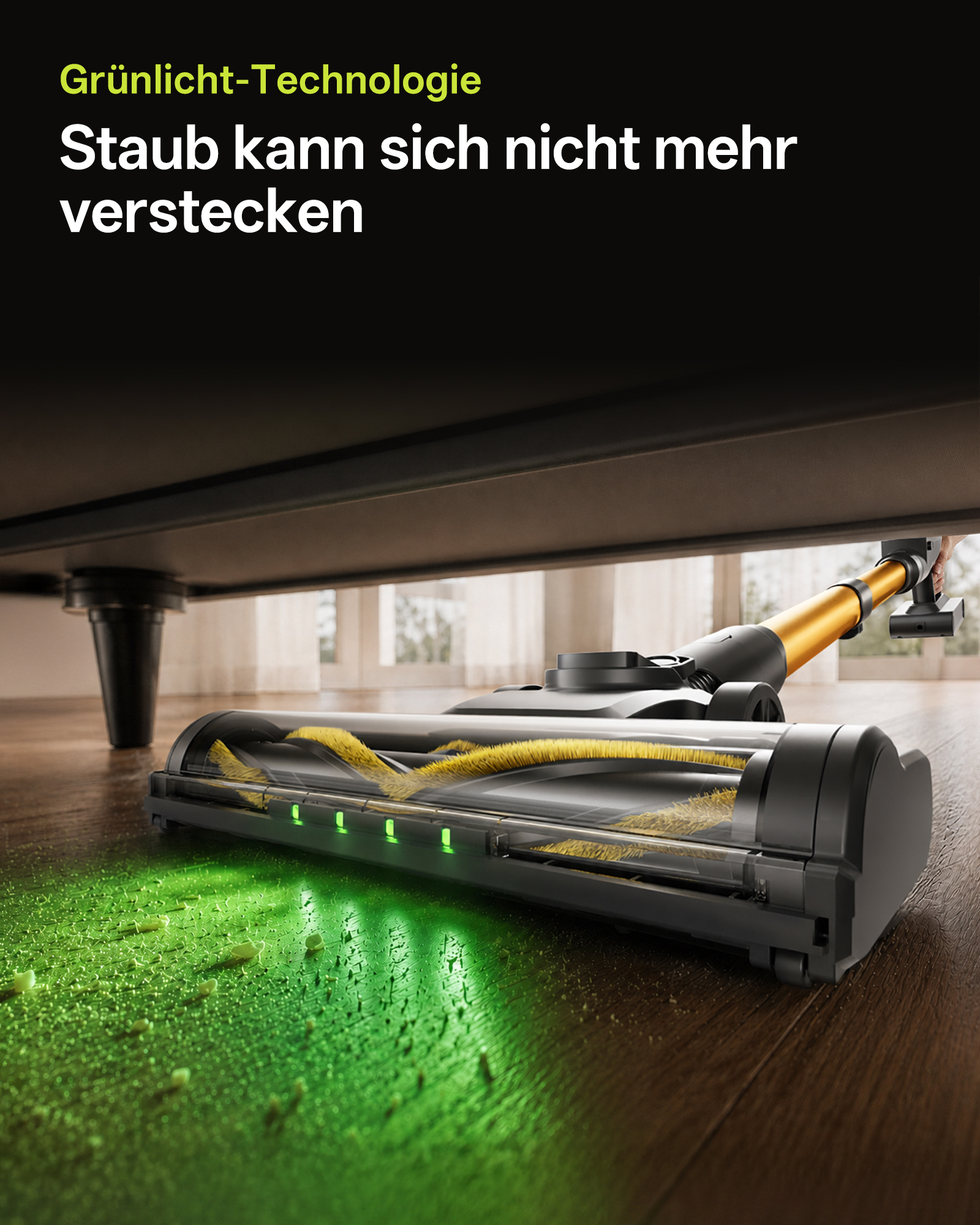 Ein Staubsauger mit Grünlicht leuchtet Staub auf dem Holzboden unter einem Möbelstück aus.