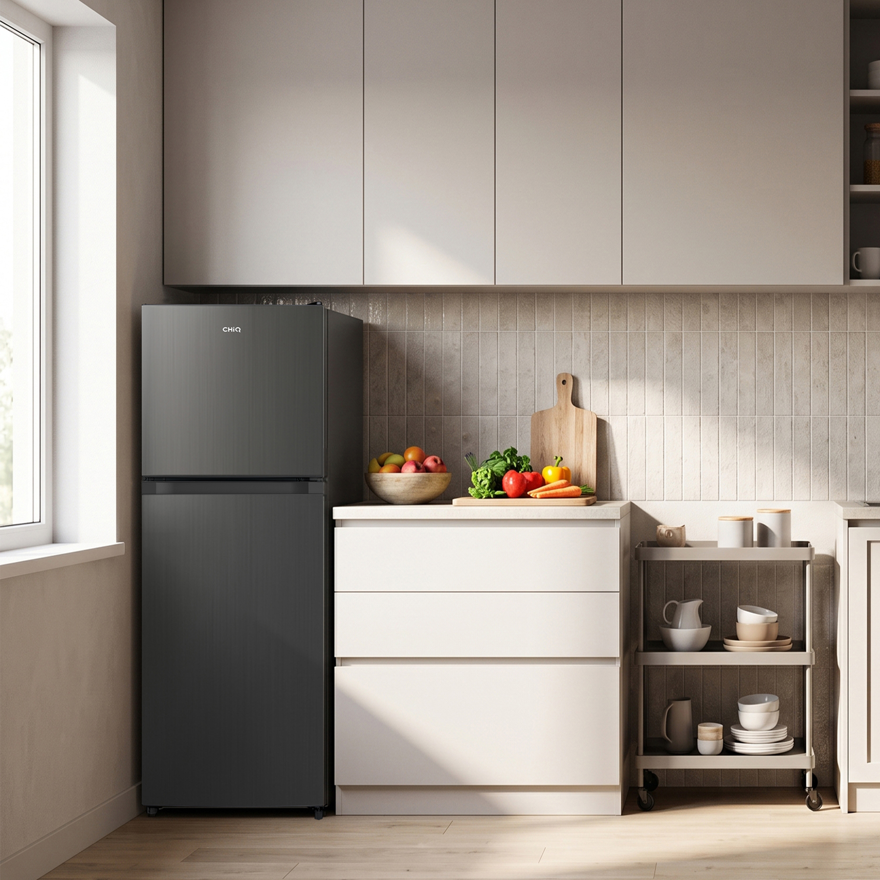 Moderne keuken met zwarte koelkast, witte kasten, fruitmand en servieskar.