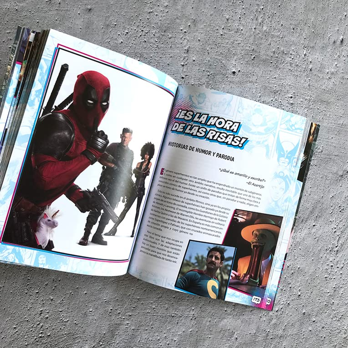 Una revista abierta con imágenes de Deadpool y otros personajes en páginas impresas.