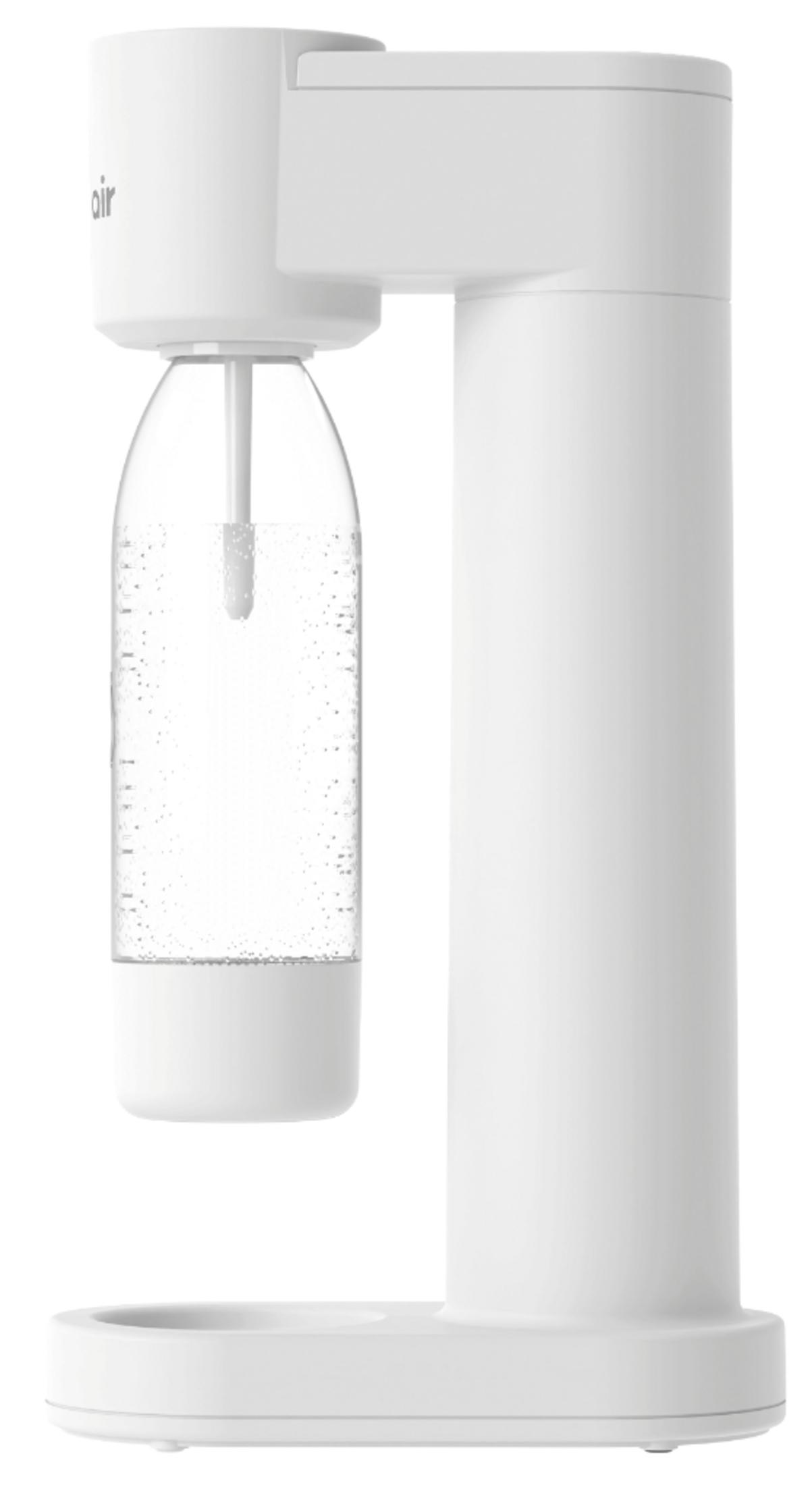 Ein moderner, weißer Wassersprudler mit einer klaren Flasche vor schlichtem weißem Hintergrund.