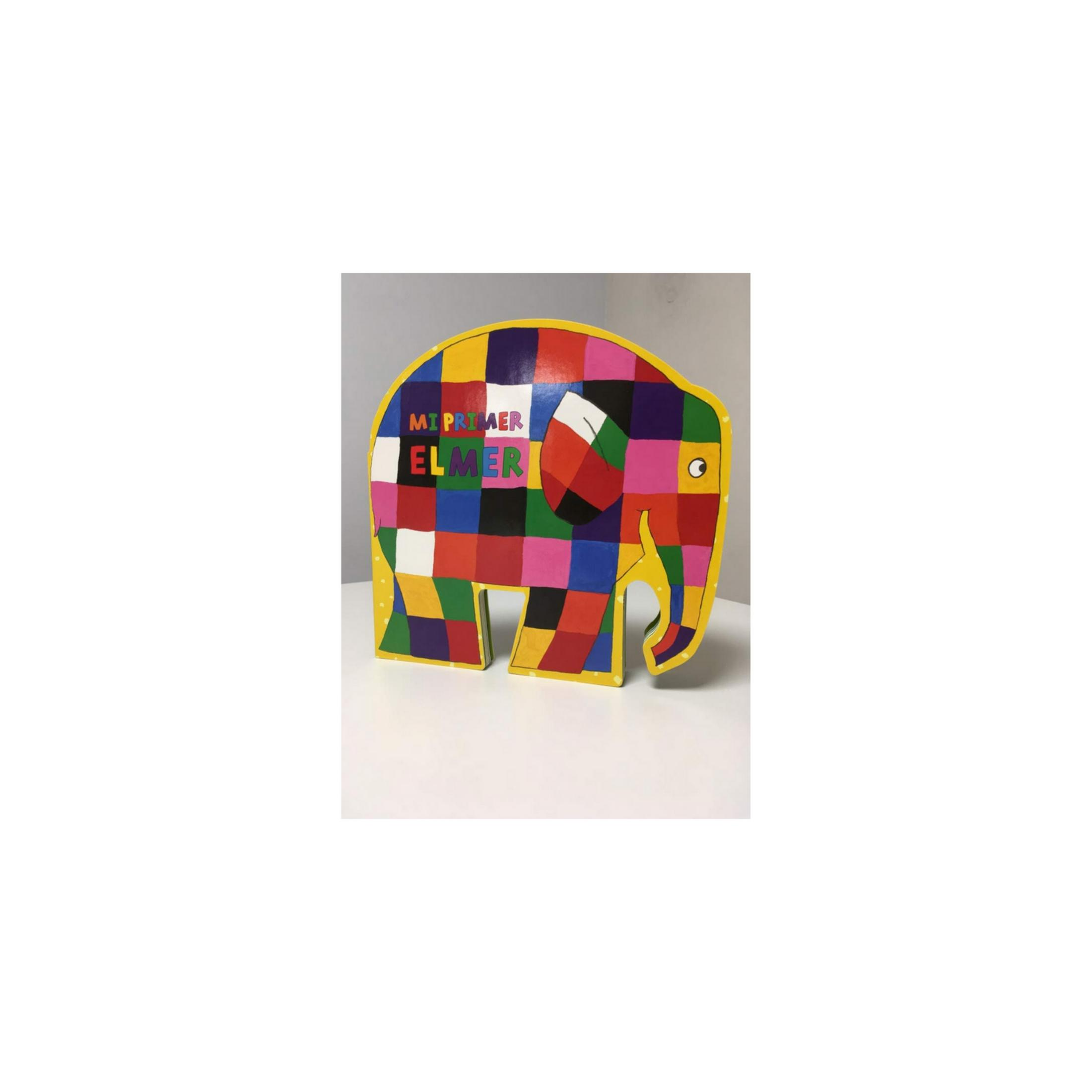Un libro de elefante de retazos de colores brillantes titulado Mi Primer Elmer sobre una superficie blanca.