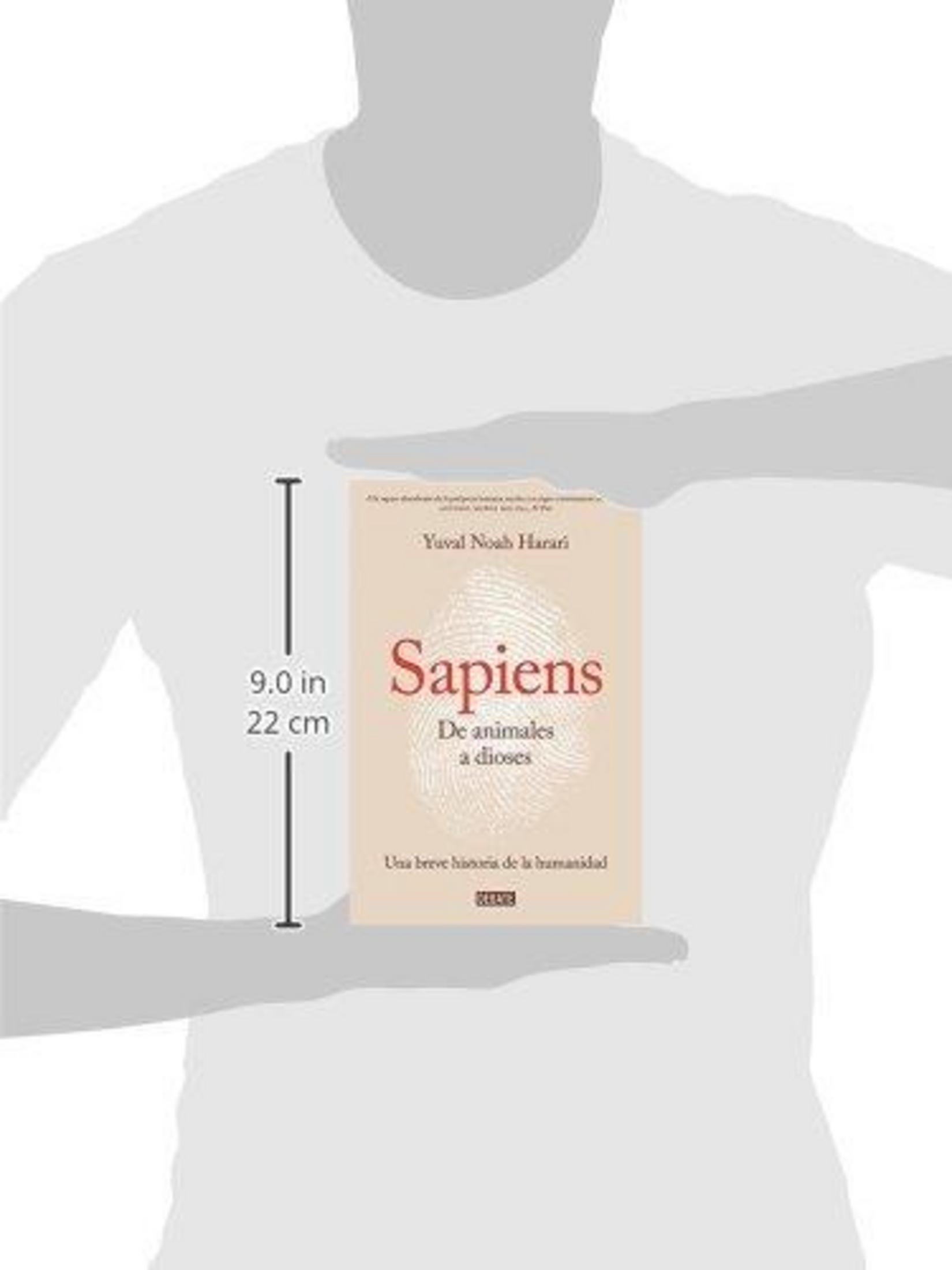 Una persona sostiene el libro 'Sapiens', mostrando una altura de 9.0 pulgadas o 22 cm.