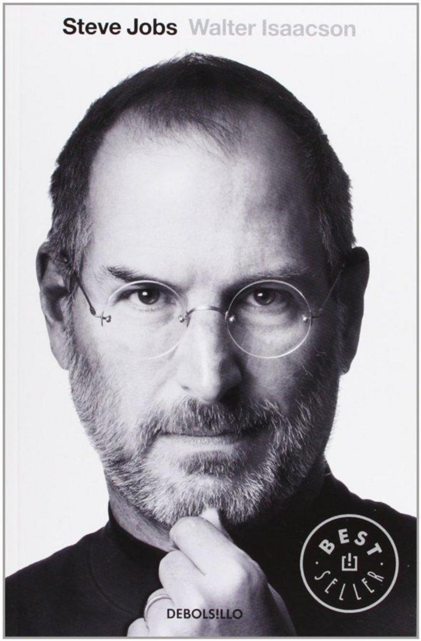 Un retrato en blanco y negro de Steve Jobs con gafas redondas y la mano en la barbilla.