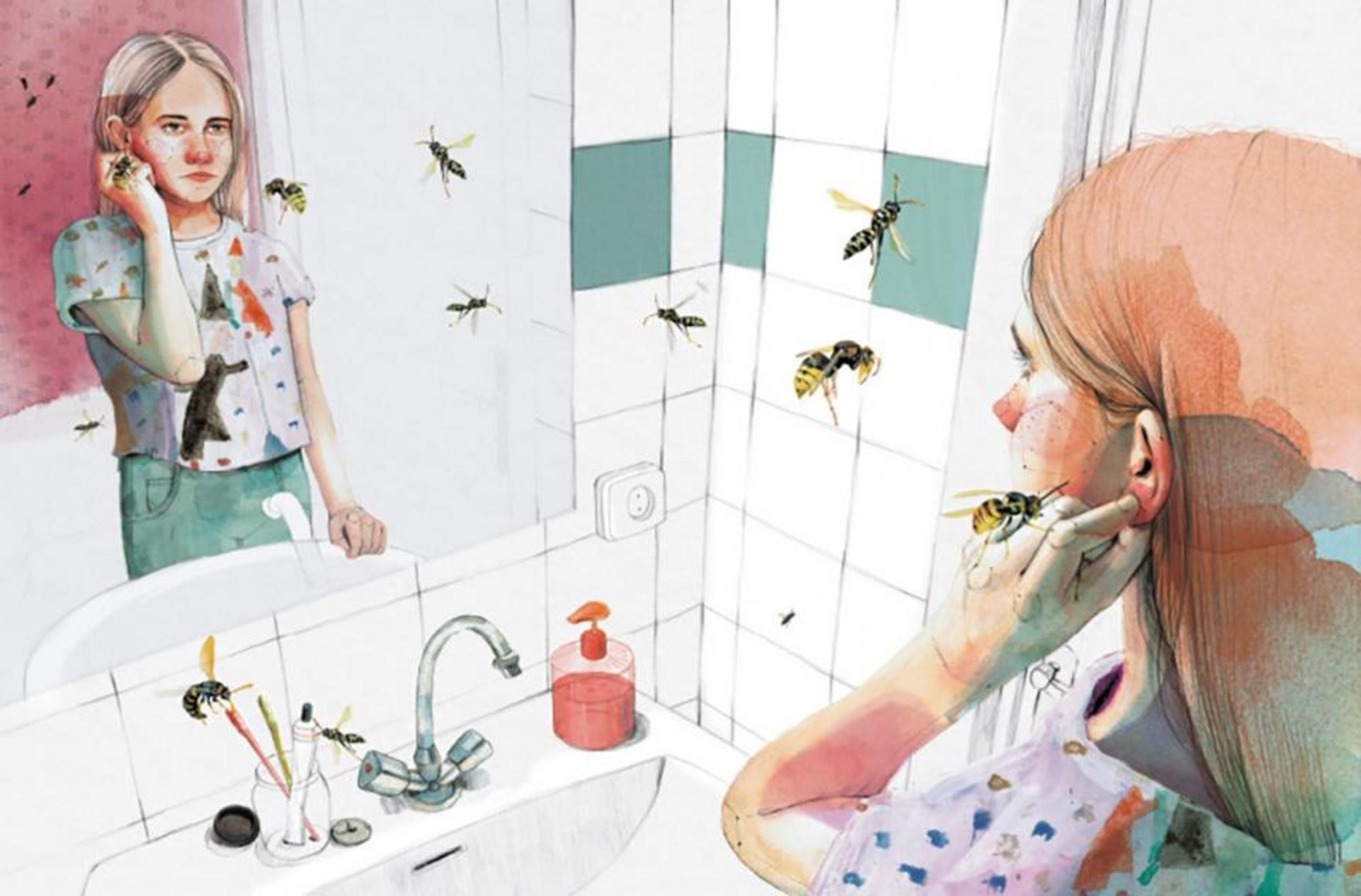 Una niña en un baño mira en un espejo mientras numerosas avispas zumban a su alrededor.