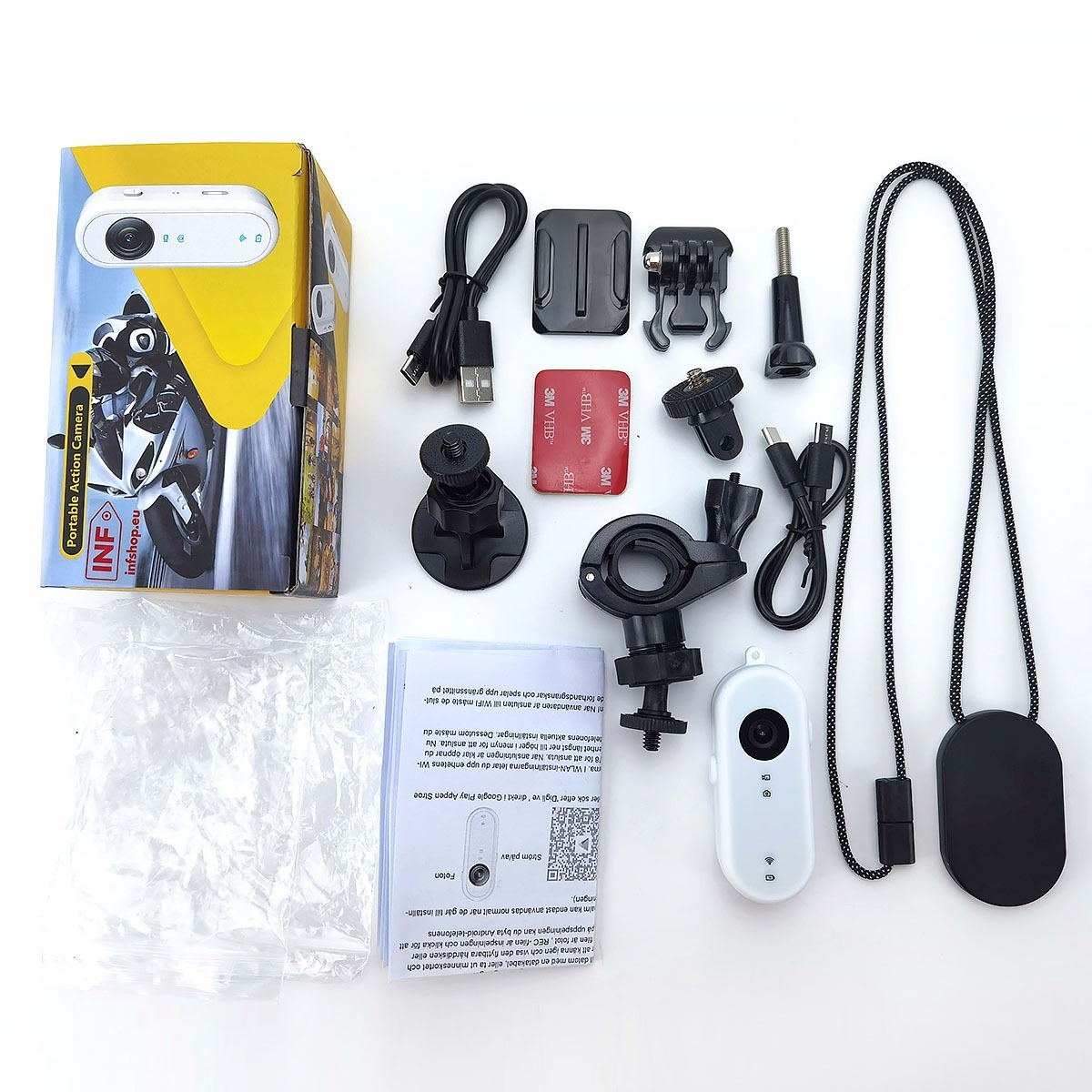 Tragbare Action-Kamera in Verpackung mit verschiedenen Halterungen, Kabeln und Handbuch auf weißem Hintergrund.
