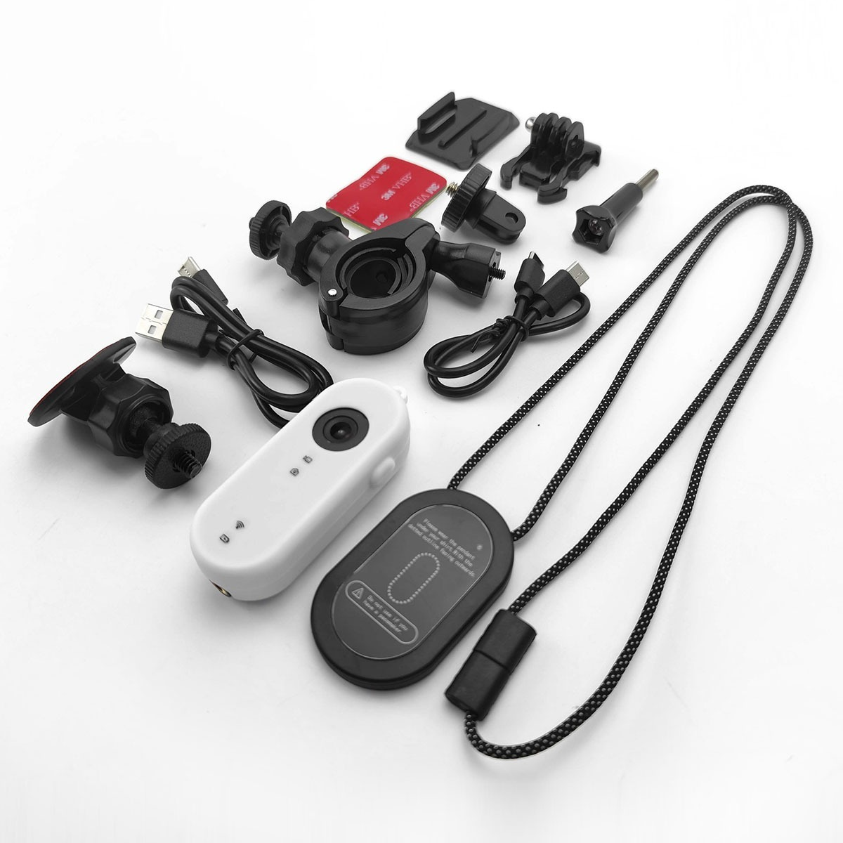 Eine kleine weiße Kamera mit Zubehörteilen wie Halterungen, USB-Kabeln und einem schwarzen Umhängeband.