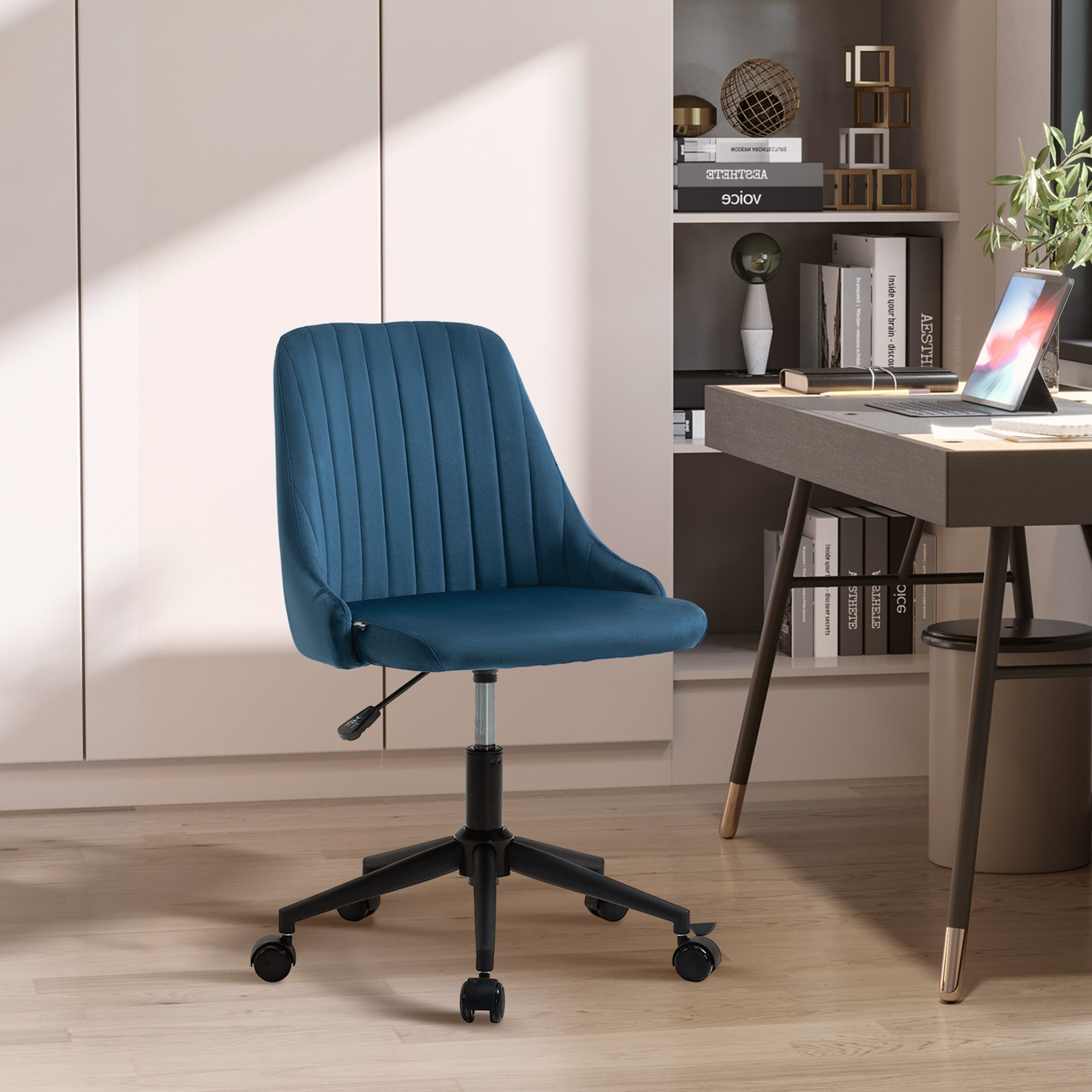 Una sedia da ufficchio imbottita blu con design a righe e ruote si trova di fronte a una scrivania moderna.