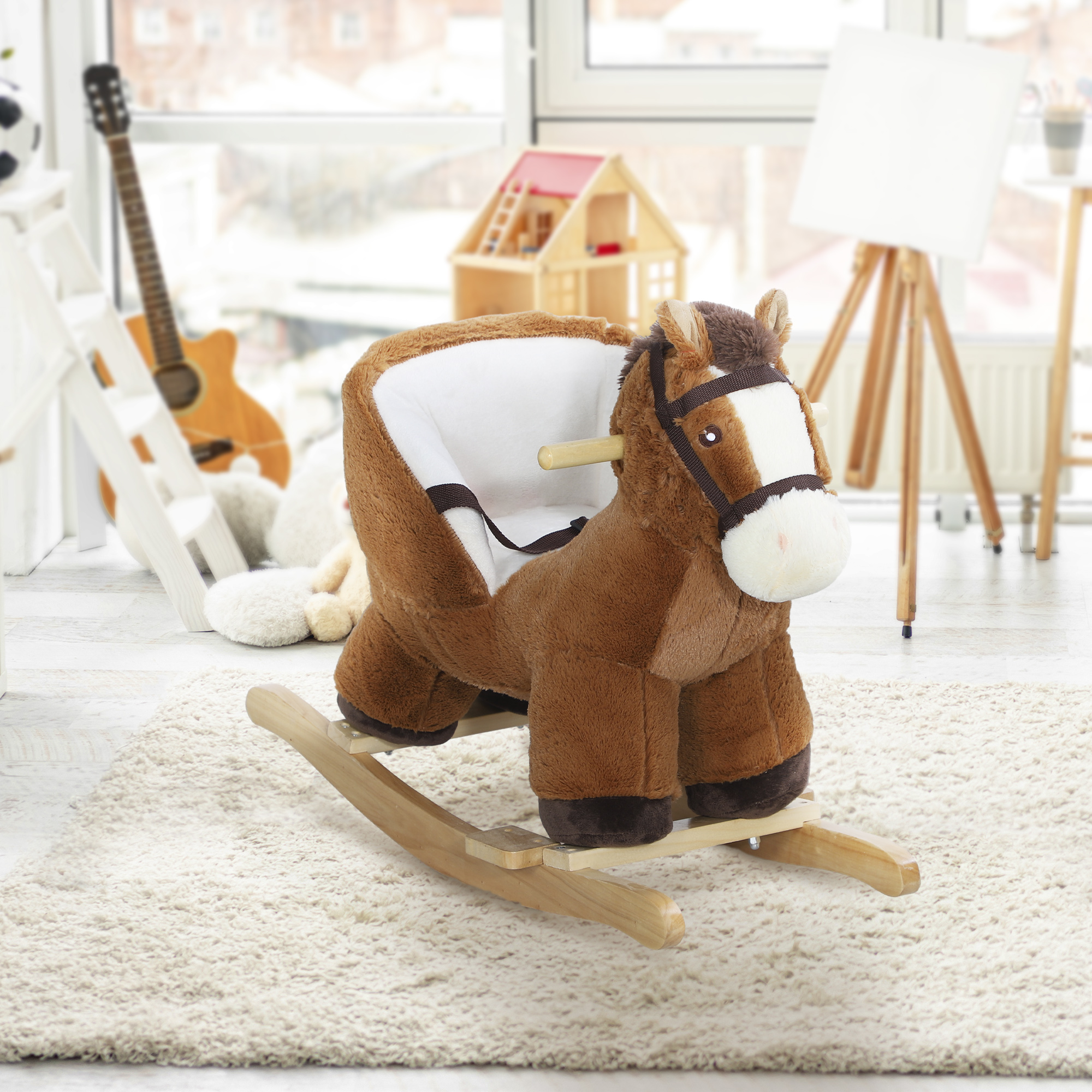 Un cavallo a dondolo in peluche marrone con sedia bianca e base in legno si trova su un tappeto in una stanza luminosa.