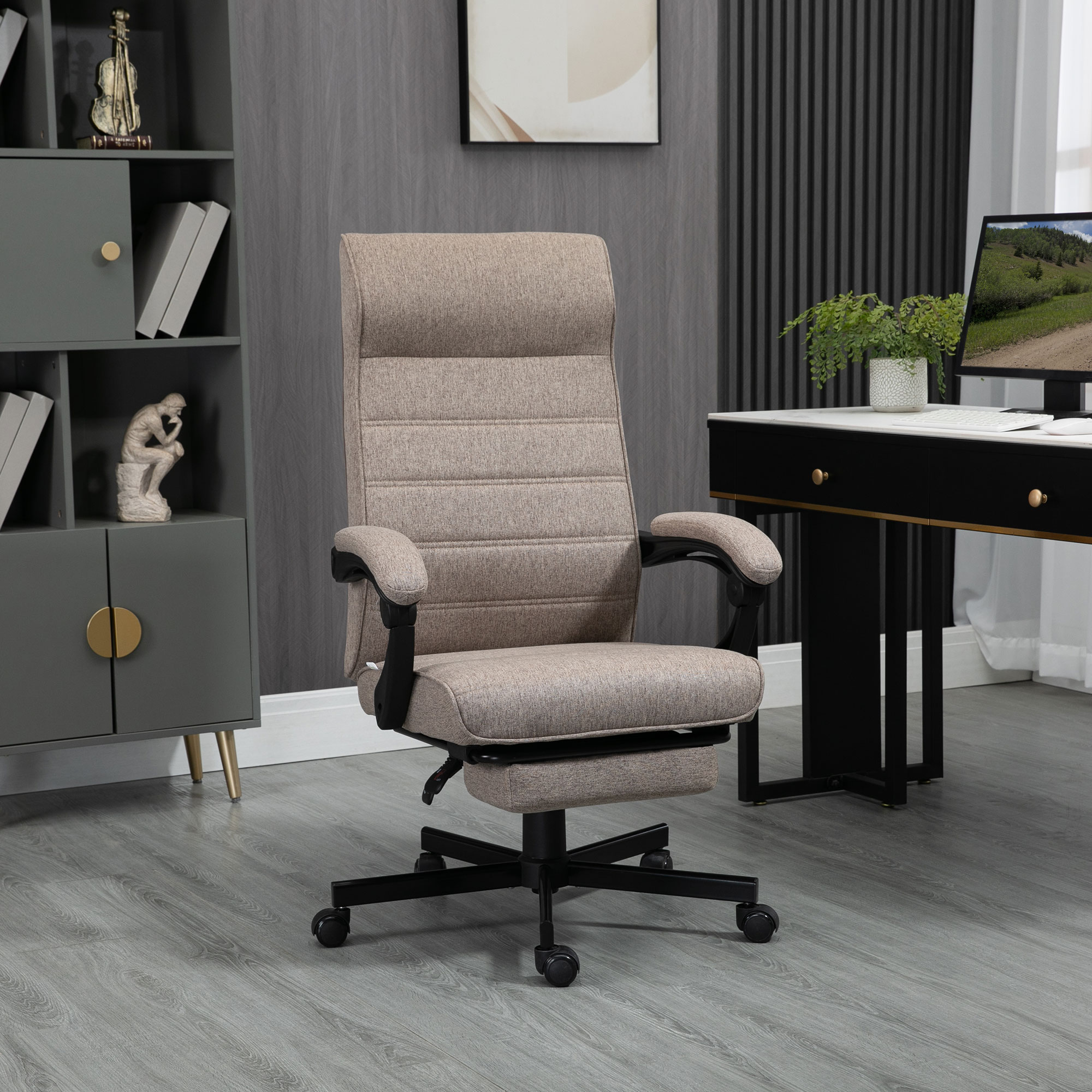 Sedia da ufficio beige con poggiapiedi estraibile, base nera e braccioli, in un ufficio moderno.