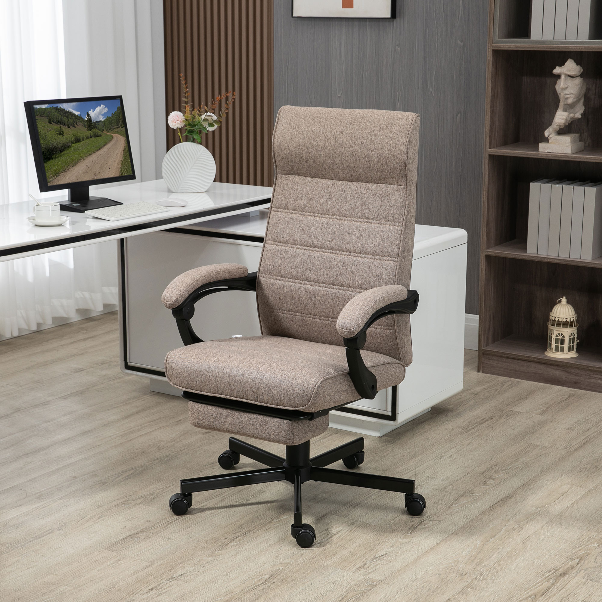 Sedia da ufficio ergonomica beige con struttura nera e poggiapiedi davanti a una scrivania bianca.