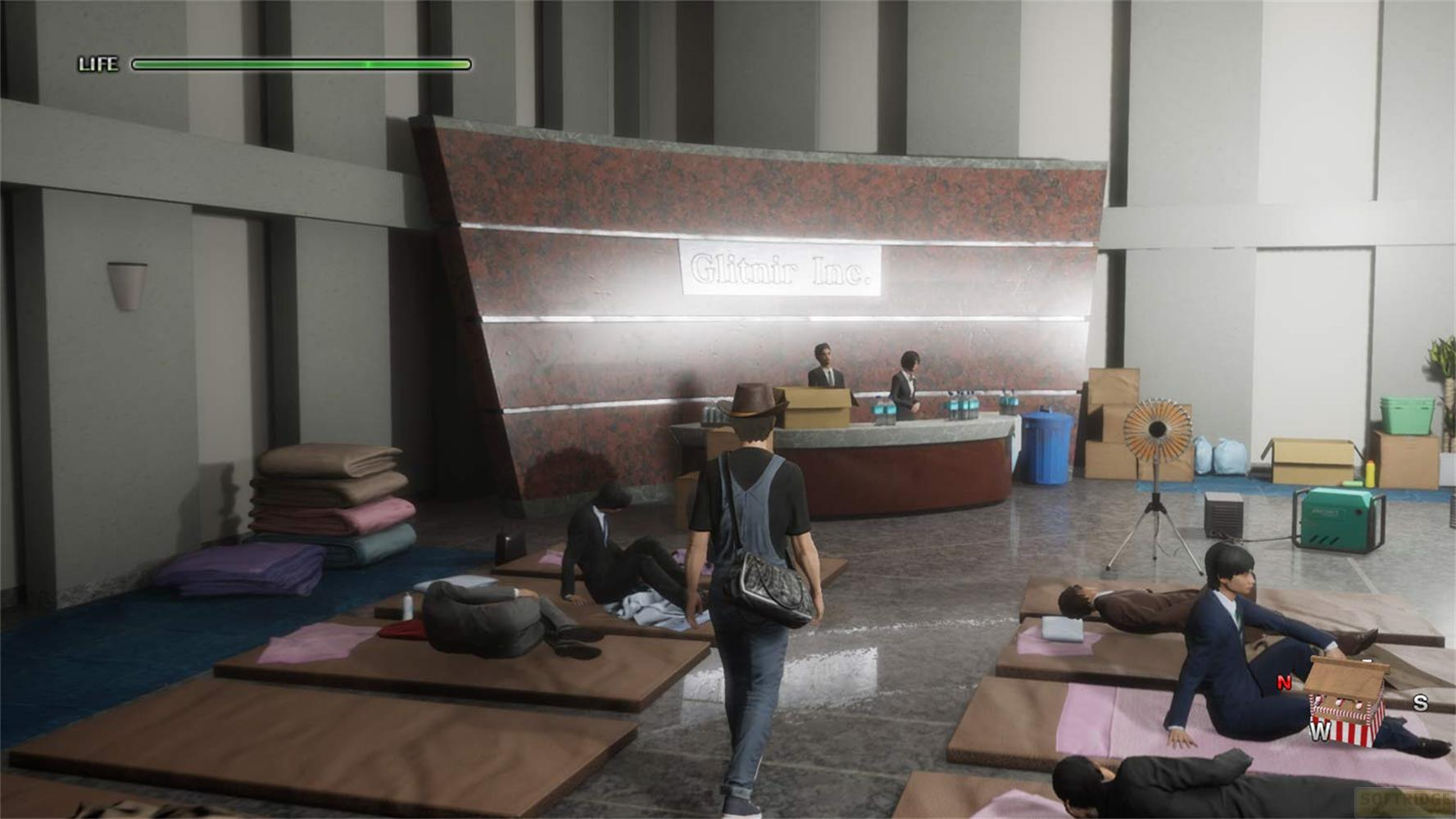 Homme au chapeau marchant dans un hall avec un bureau d'accueil et des lits.