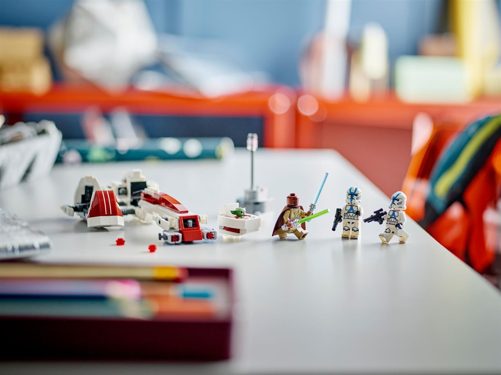 Lego Star Wars Minifiguren mit einem kleinen Fahrzeug auf einem Tisch.