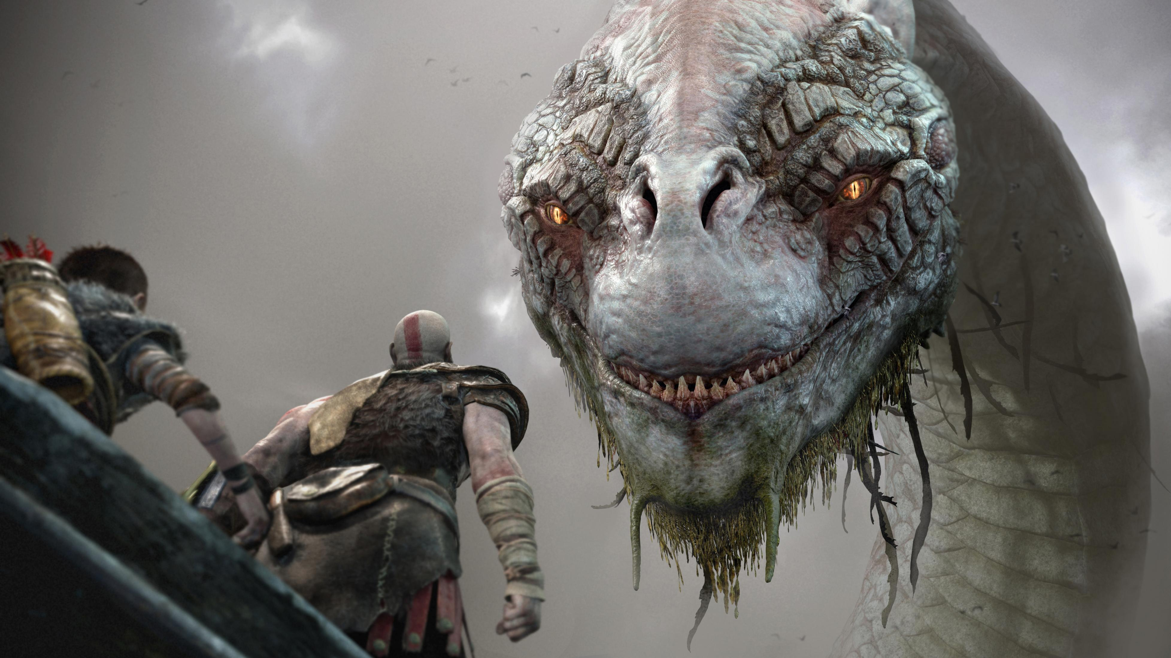 Kratos und Atreus schauen zu einer riesigen, schuppigen Seeschlange mit leuchtend gelben Augen auf.