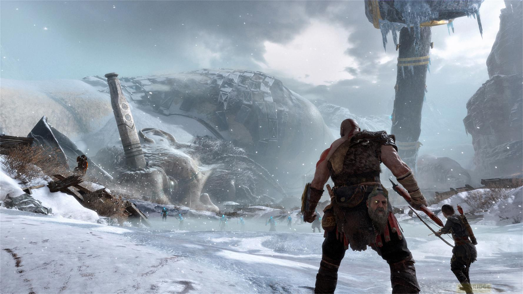 Kratos und Atreus stehen in einer schneebedeckten Landschaft vor einem riesigen gefrorenen Kopf und blauen Feinden.