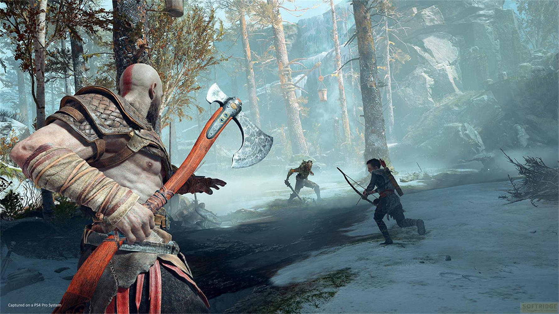 Kratos mit Axt im Vordergrund beobachtet einen Kampf im verschneiten Wald.
