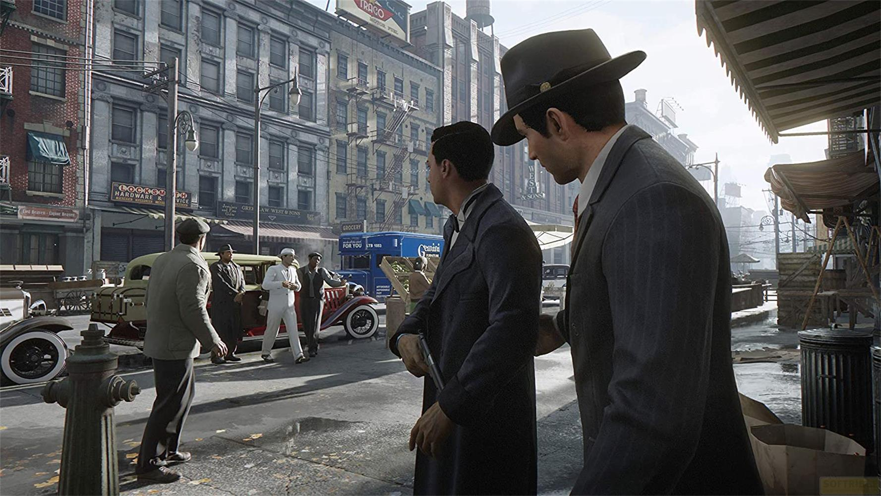 Zwei Männer in Anzügen stehen auf einer belebten Straße im Stil der 1930er Jahre, im Hintergrund parken alte Autos.