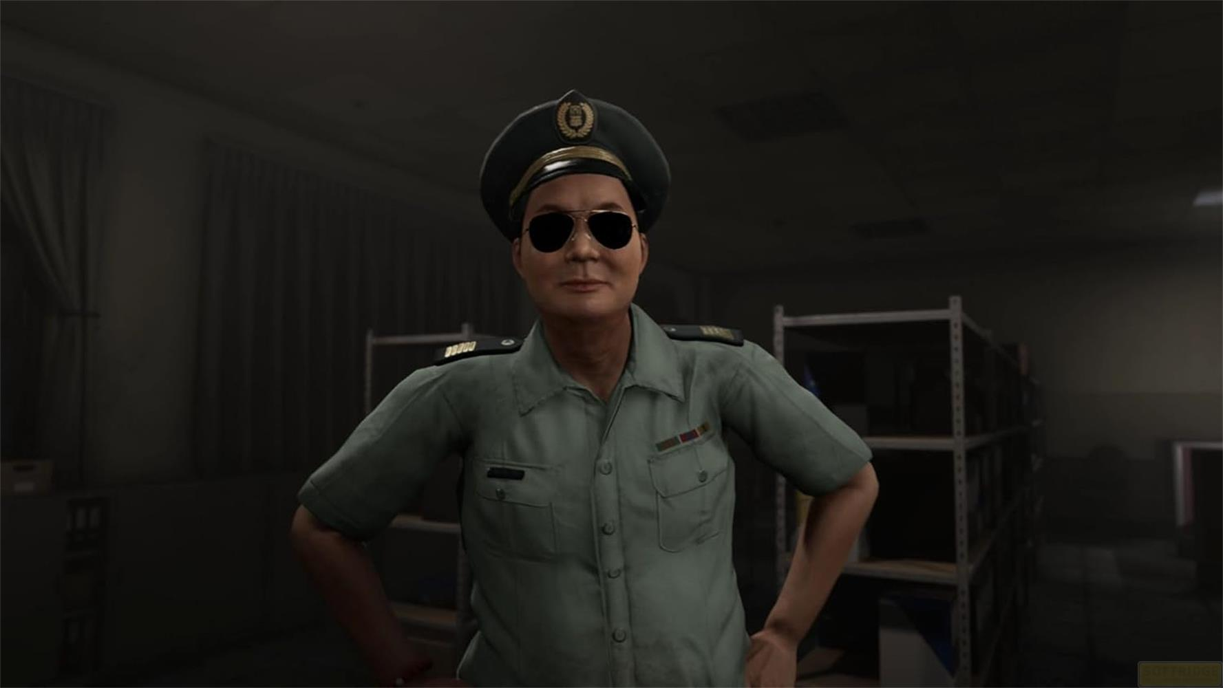 Un officier militaire en uniforme, lunettes de soleil et casquette se tient dans une pièce sombre avec des étagères.