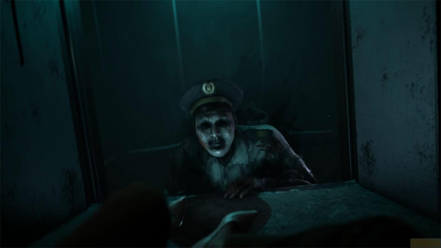 Une scène sombre montre un officier zombie regardant par une fenêtre.