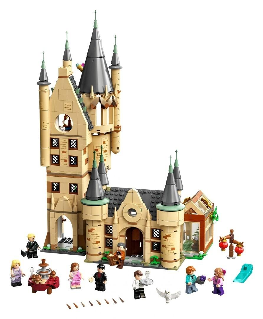 Ein Lego-Schlossset mit mehreren Türmen, Räumen und vielen dazugehörigen Minifiguren auf weißem Hintergrund.
