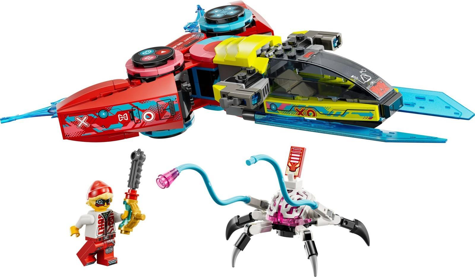 Ein buntes Lego Raumschiff, eine Minifigur mit Kettensäge und eine Roboterspinne auf weißem Hintergrund.