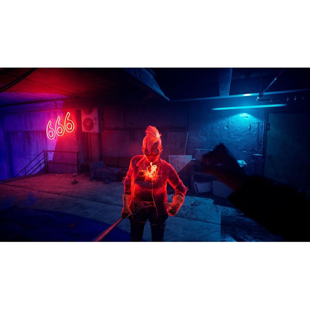 Una figura punk brilla di luce rossa in una stanza buia con una scritta al neon '666'.