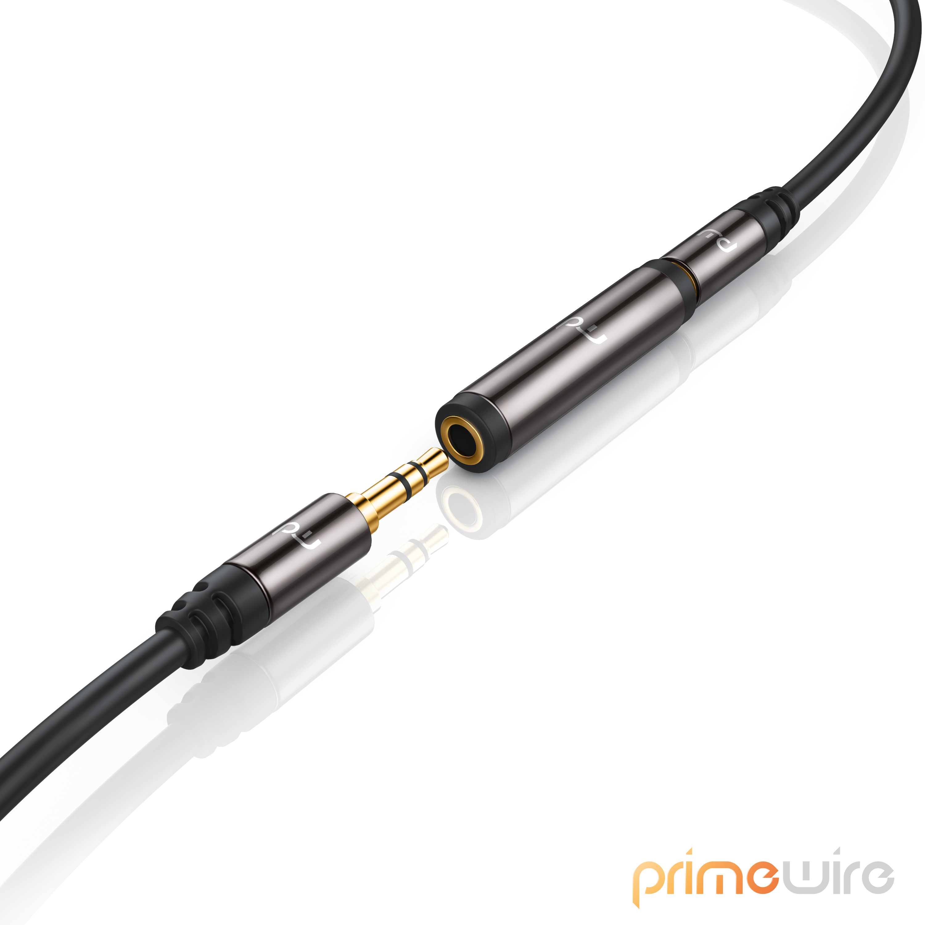 Ein schwarzes Audiokabel mit vergoldetem 3,5-mm-Klinkenstecker und -Buchse auf weißem Grund.