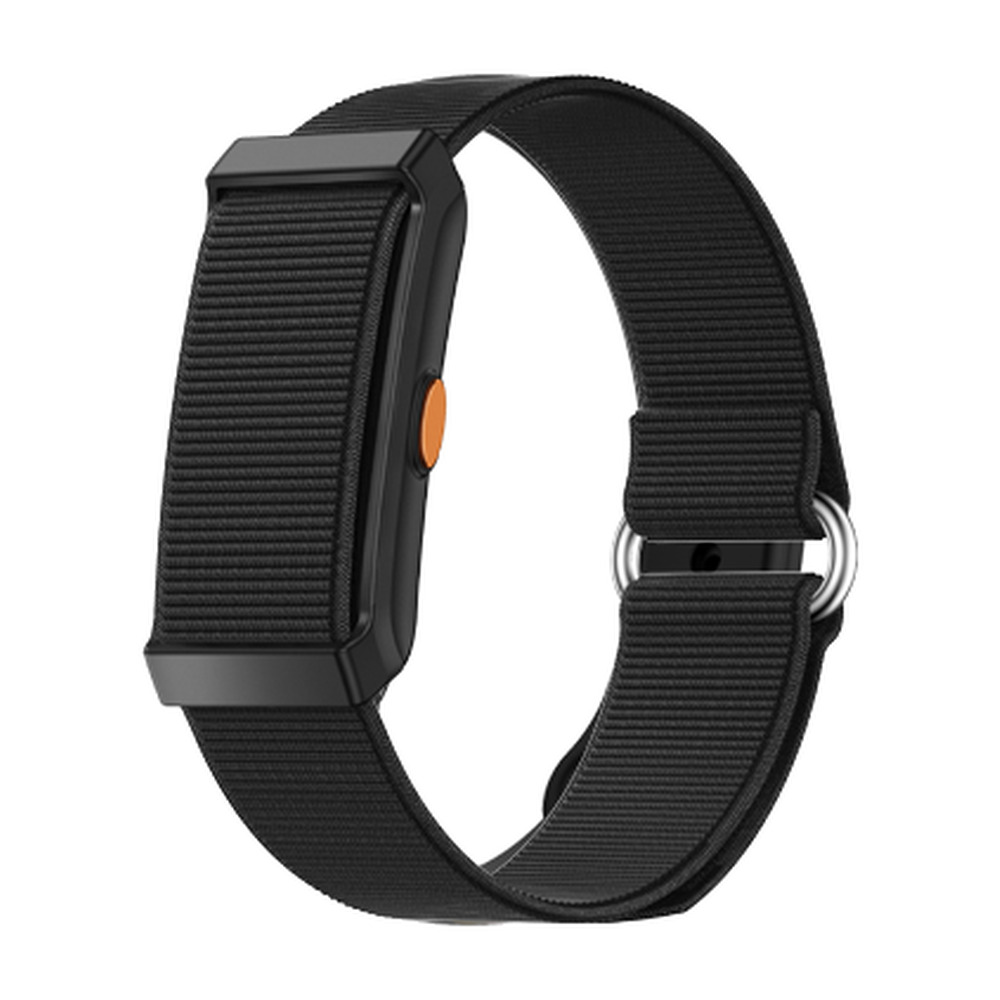 Una pulsera de actividad negra con correa de nailon tejida y un pequeño botón lateral naranja sobre fondo blanco.