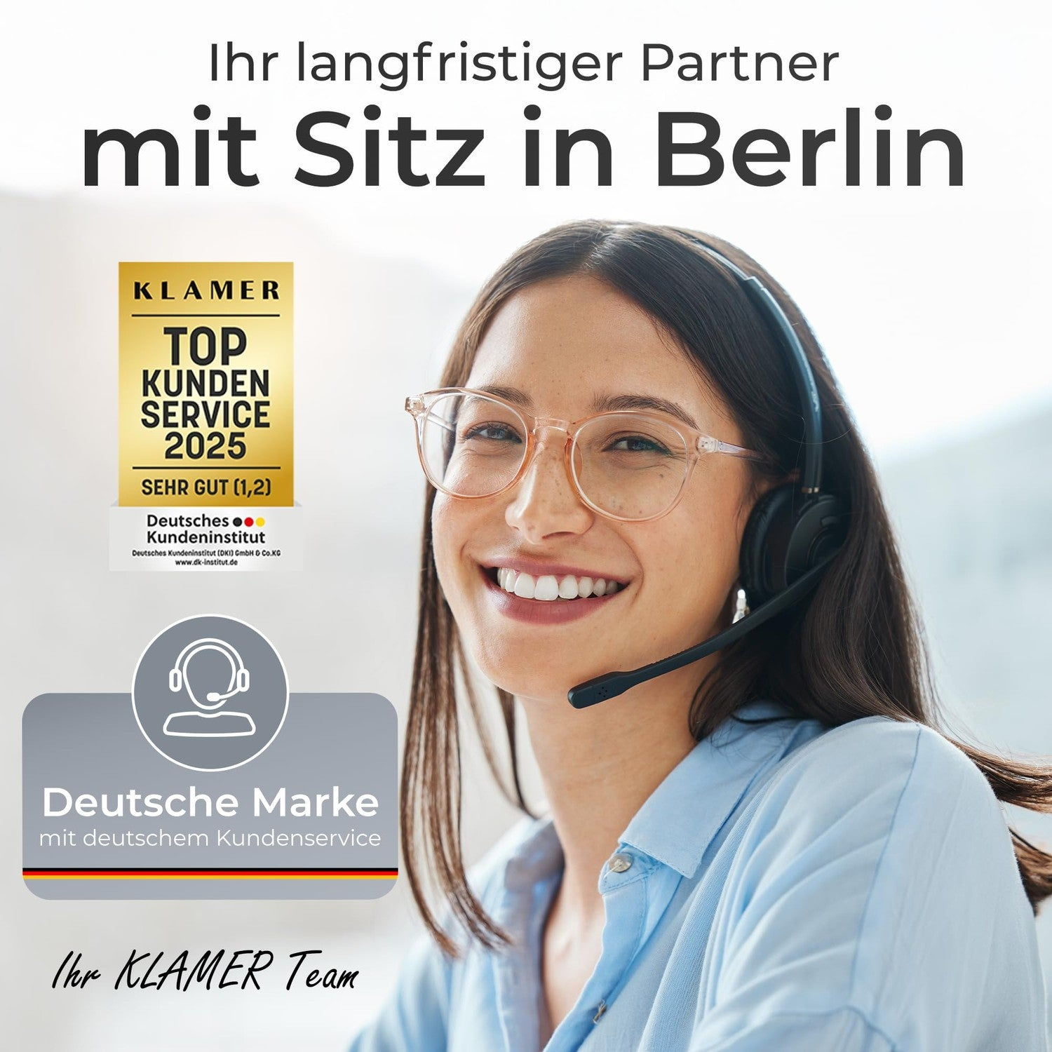 Lächelnte Frau mit Headset und Brille, umgeben von Werbetexten und einem Siegel.