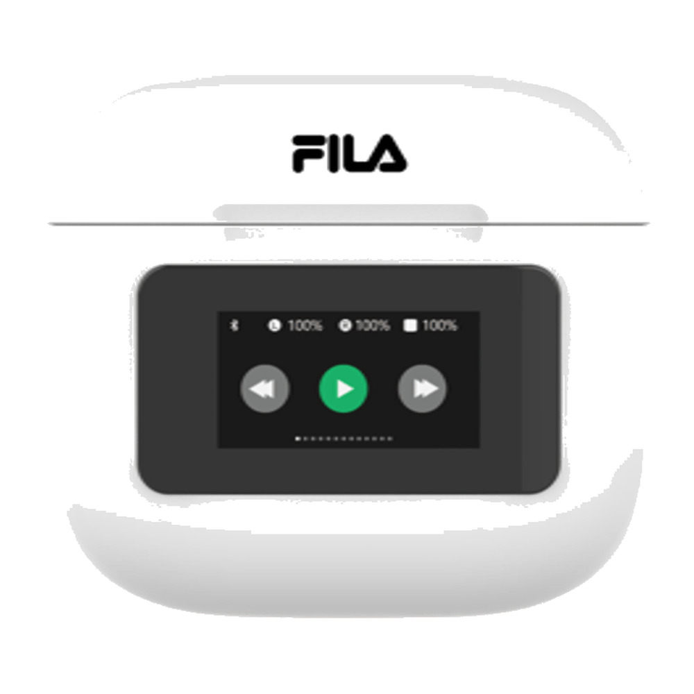 Estuche de carga blanco con logotipo de Fila y pantalla táctil que muestra controles de música y batería.