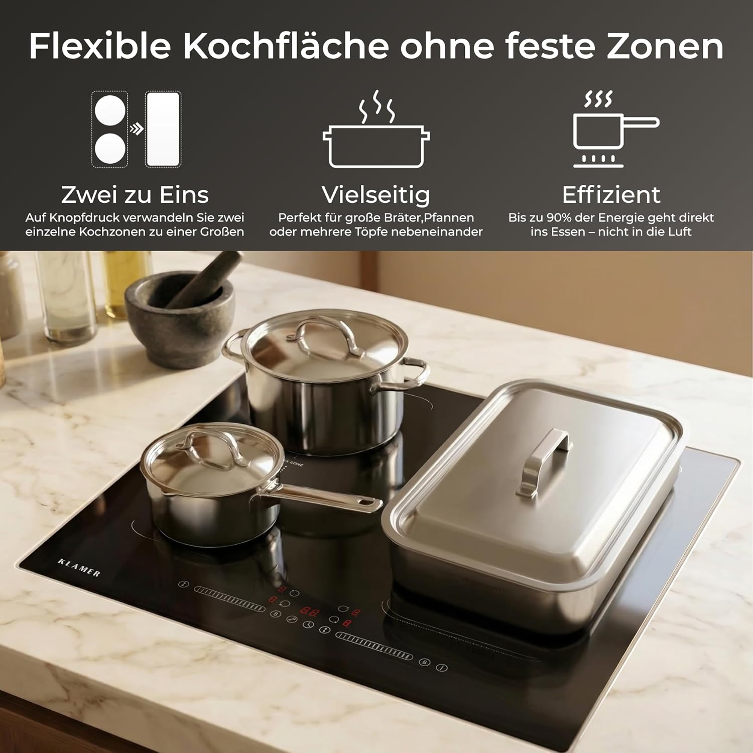 Ein schwarzes Induktionskochfeld mit drei Edelstahlkochtöpfen auf einer hellen Marmorarbeitsplatte.
