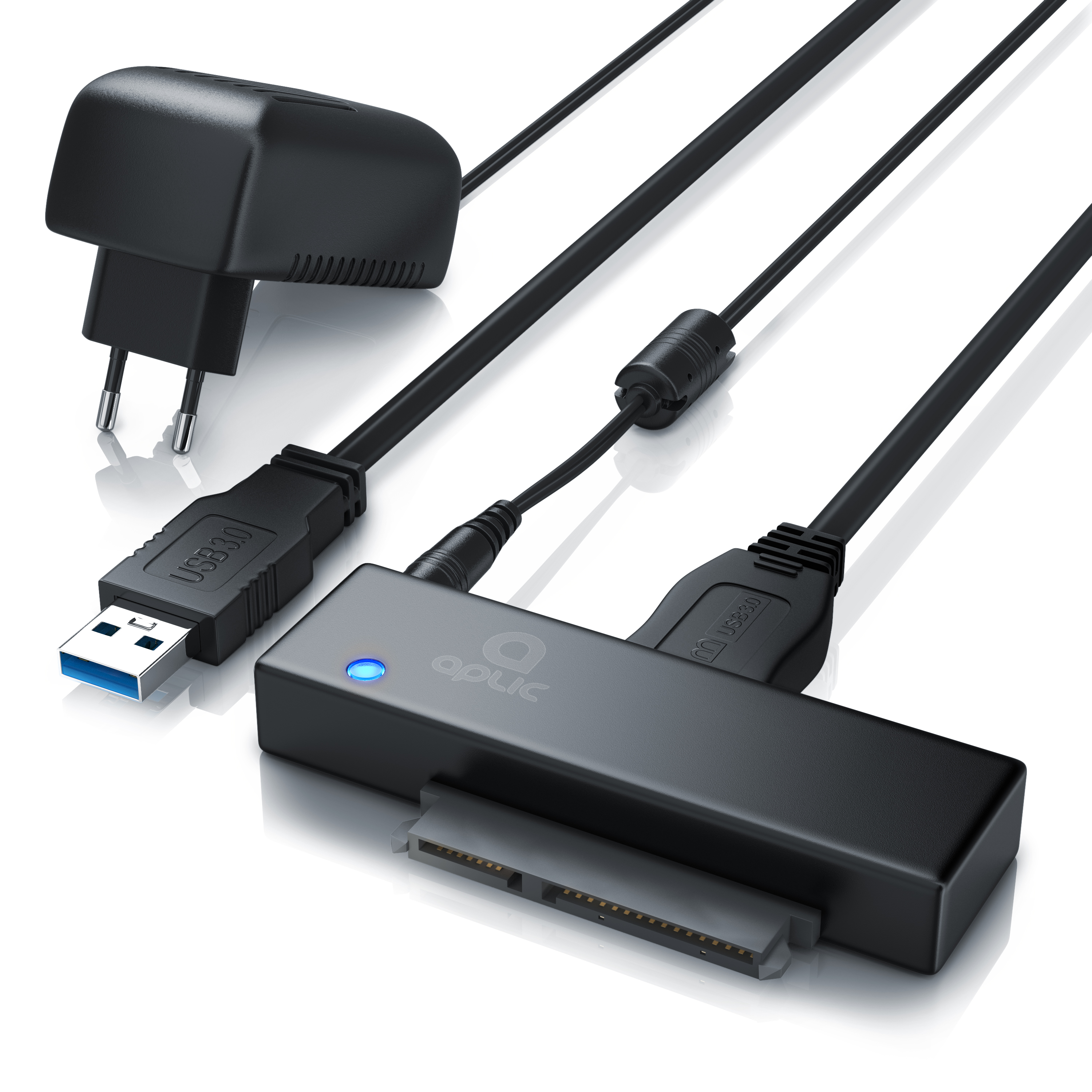 Ein schwarzer USB 3.0 Adapter mit Netzteil, Kabeln und blauer LED auf weißem Grund.