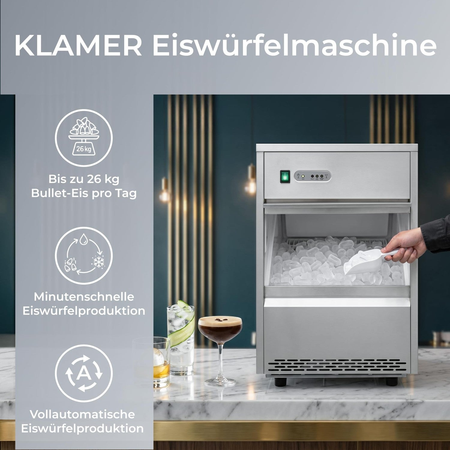 Eine Edelstahl-Eiswürfelmaschine steht auf einer Marmorarbeitsplatte, während eine Hand Eis mit einer Schaufel nimmt.