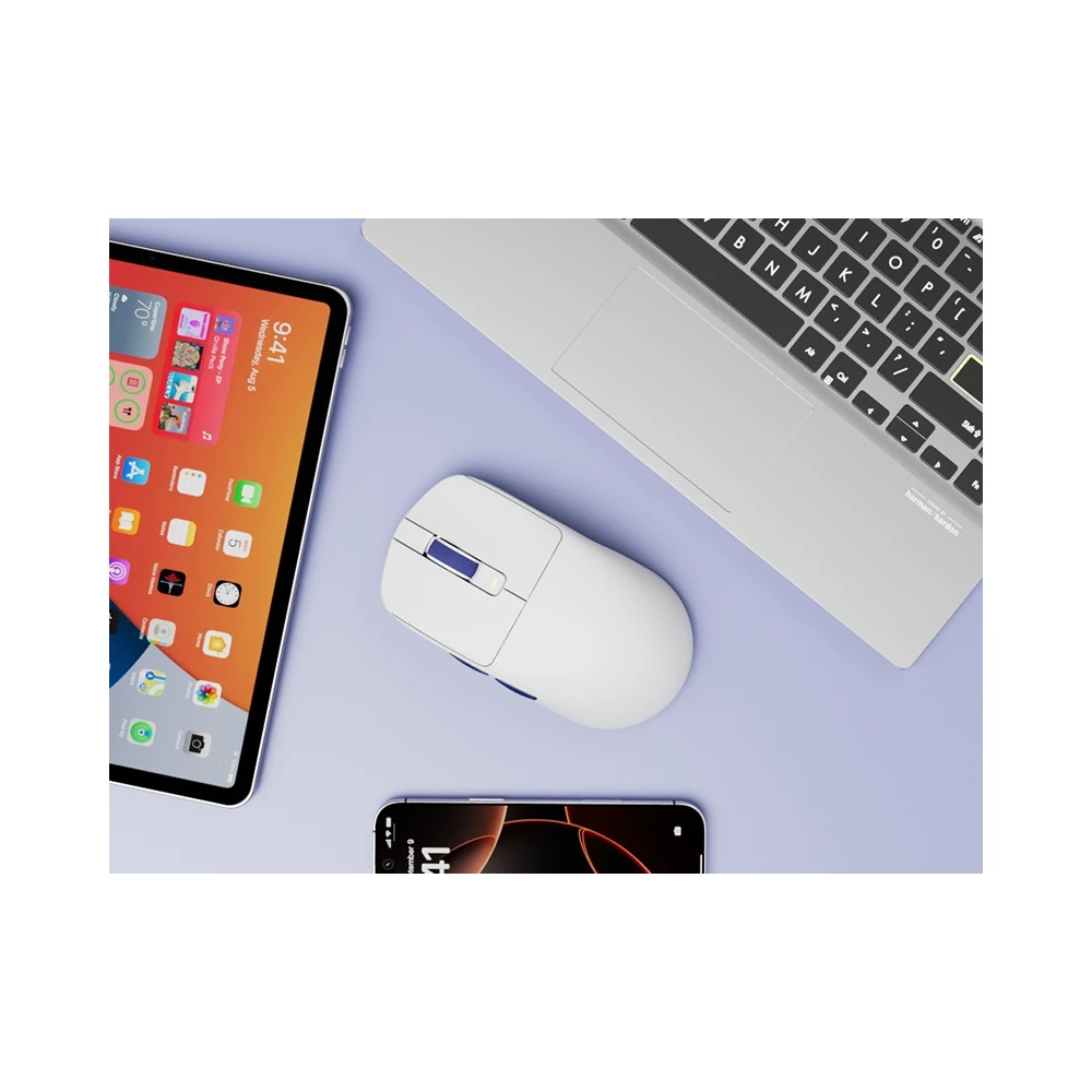 Biała mysz komputerowa leży na fioletowej powierzchni obok tabletu, laptopa i telefonu.